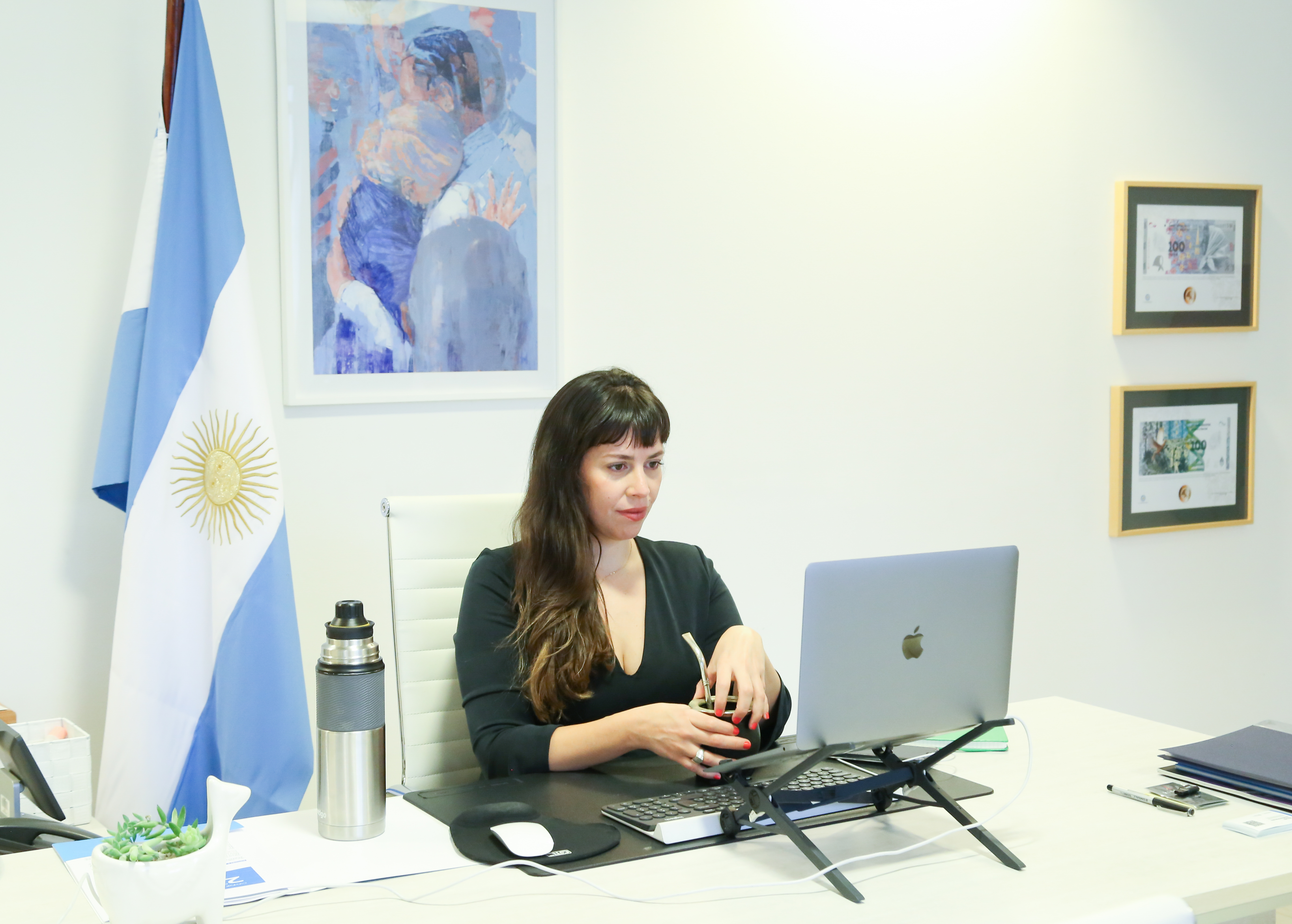 La funcionaria destacó la posibilidad que brinda la utilización de la inteligencia artificial, pero resaltó la importancia de "atender a los nuevos paradigmas que se generan" con ella 