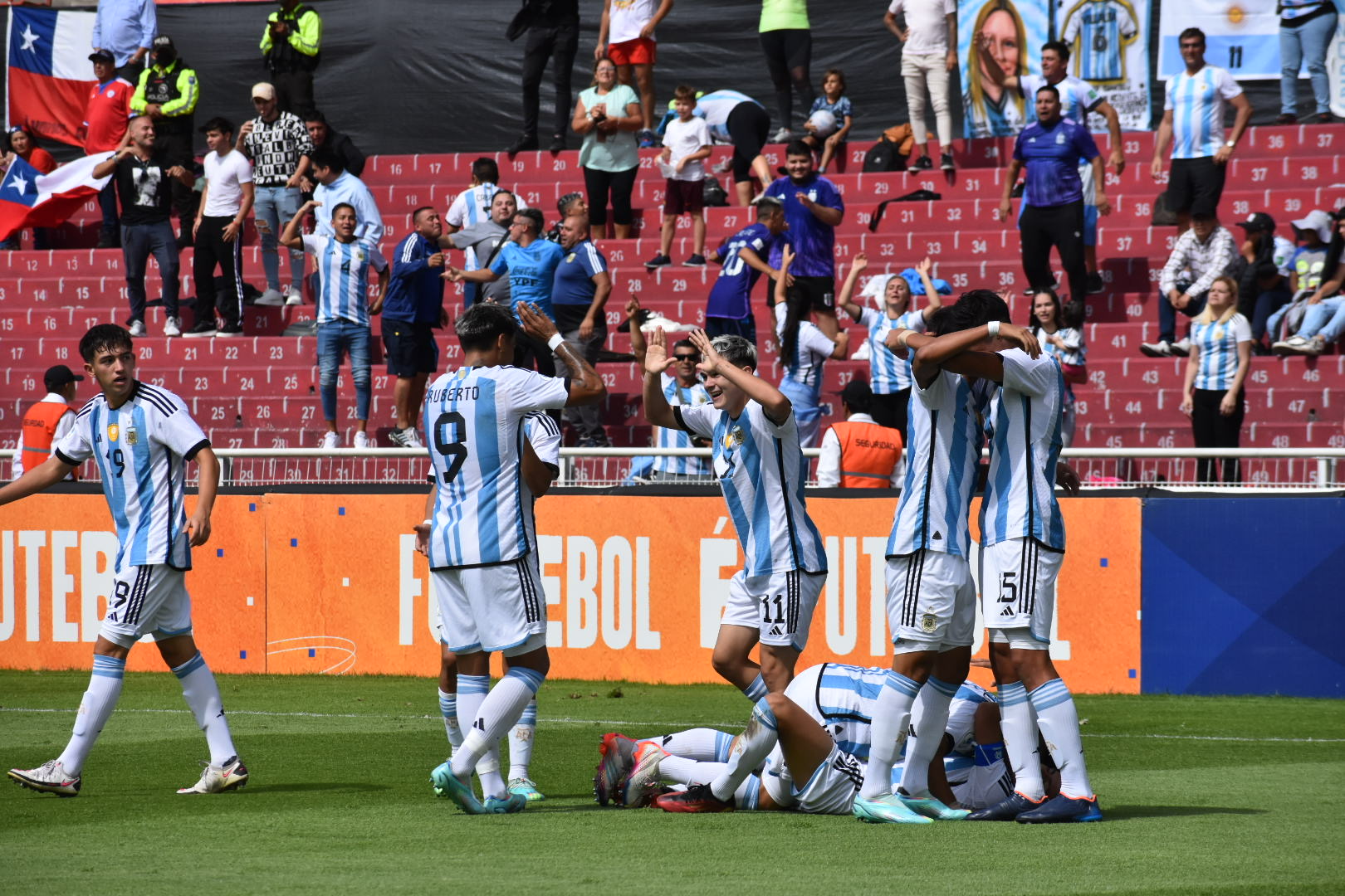 Los jugadores argentinos festejan el gol ante Chile en la primera fecha del Hexagonal Final del Sudamericano Sub 17 (@Argentina)