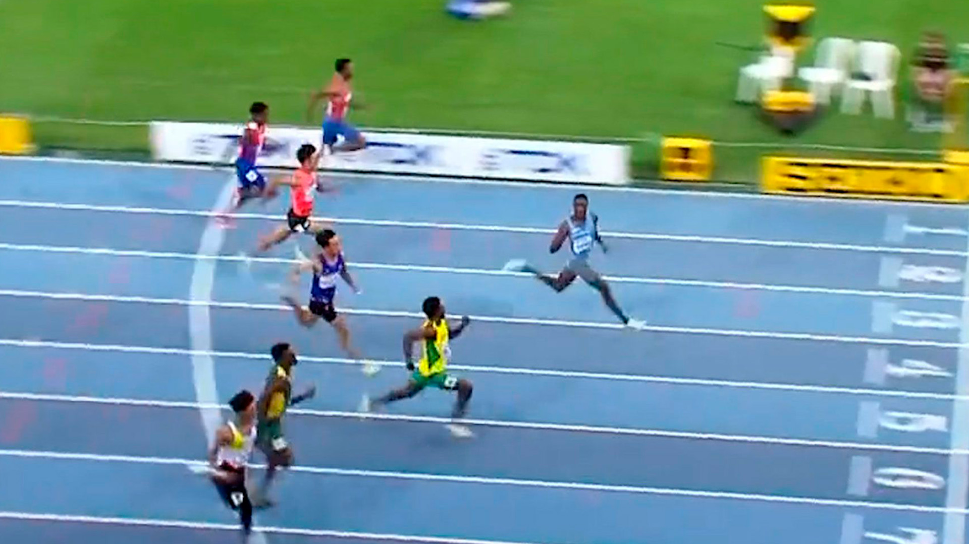 El “nuevo Usain Bolt” rompió el récord juvenil de los 100 metros y desafió a su rival antes de la meta