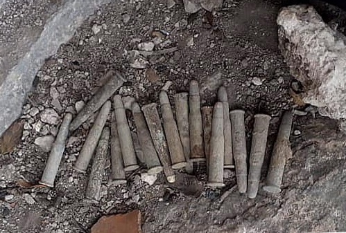 Municiones y una espada fueron encontradas en la cueva de un cerro. Foto: Facebook ATAC