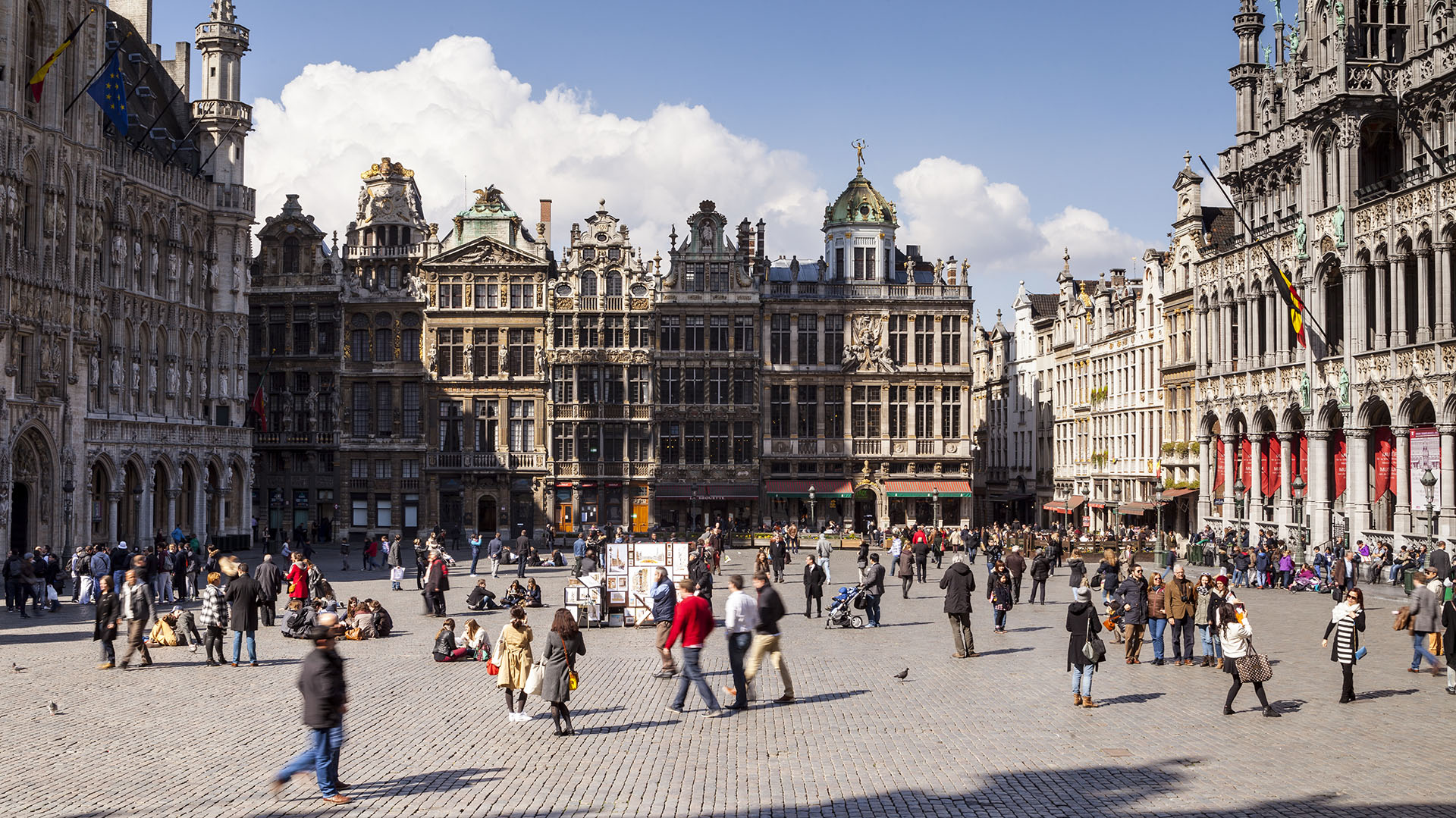 Personas pasean en la Grand-Place de Bruselas, la capital del país, que fue declarada como patrimonio de la humanidad por la UNESCO
