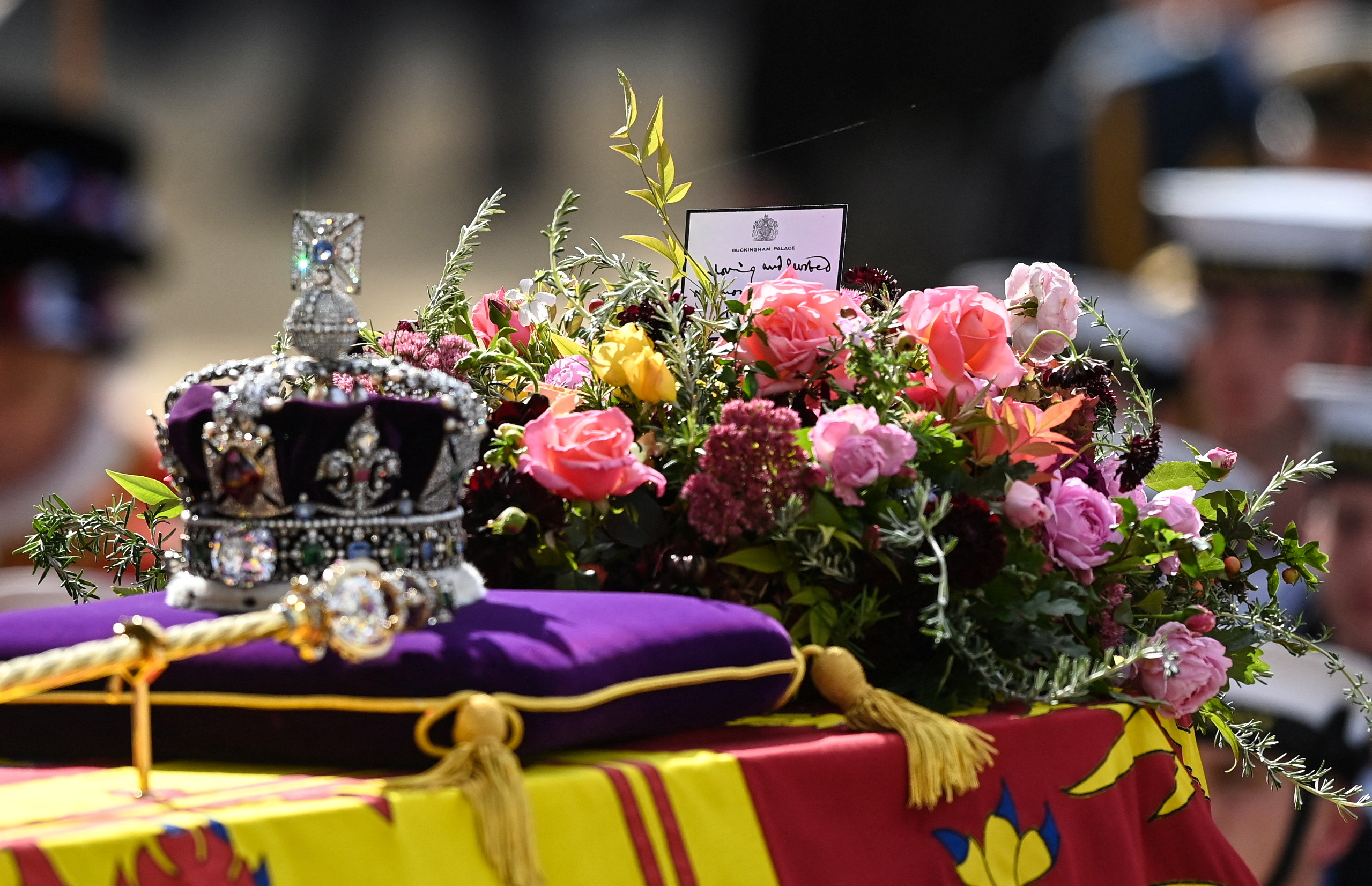 Los significativos detalles detrás de las flores del ataúd de la reina  Isabel II - Infobae