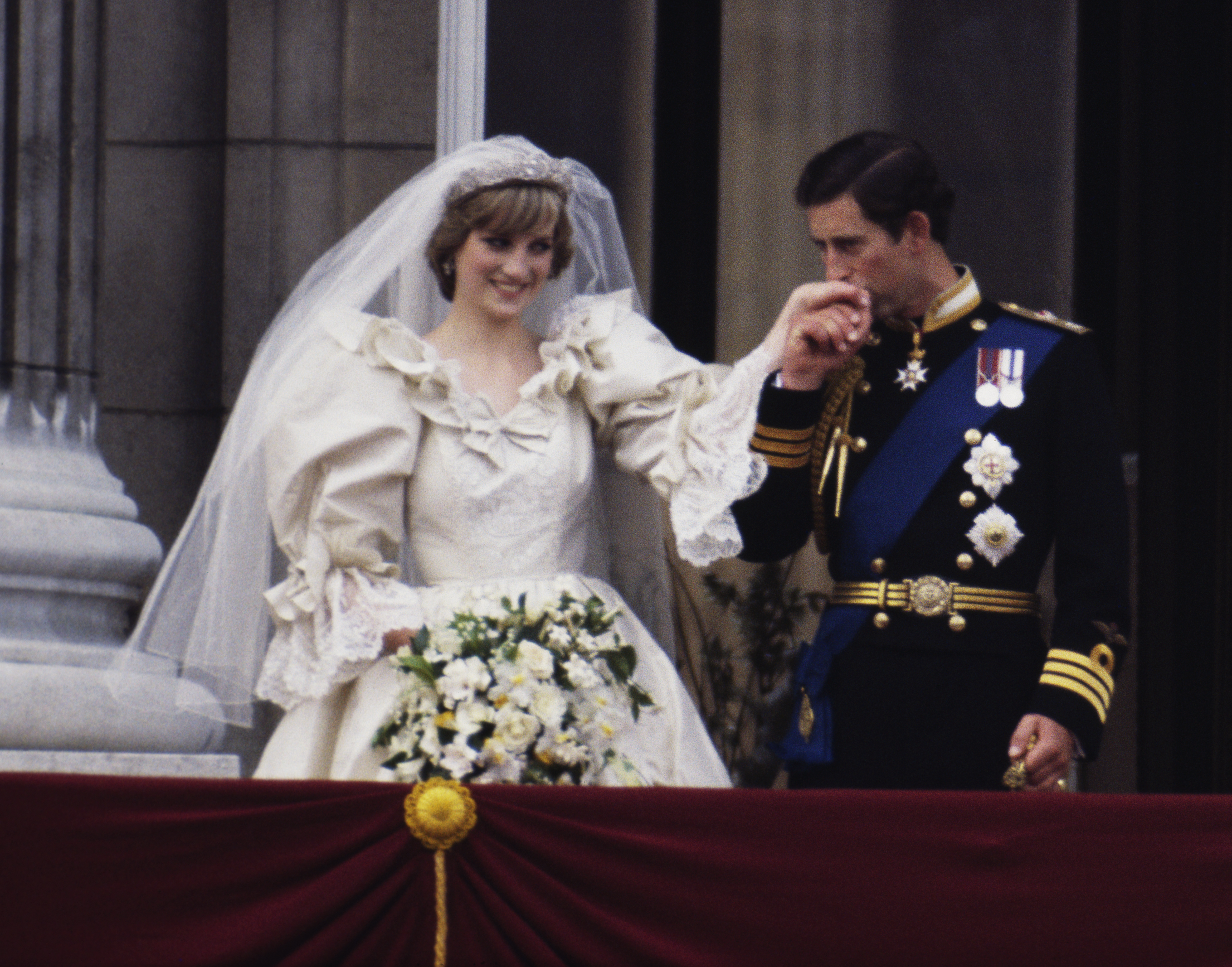 El entonces príncipe y la princesa de Gales en el balcón del Palacio de Buckingham el día de su boda, el 29 de julio de 1981
(Photo by Terry Fincher/Princess Diana Archive/Getty Images)