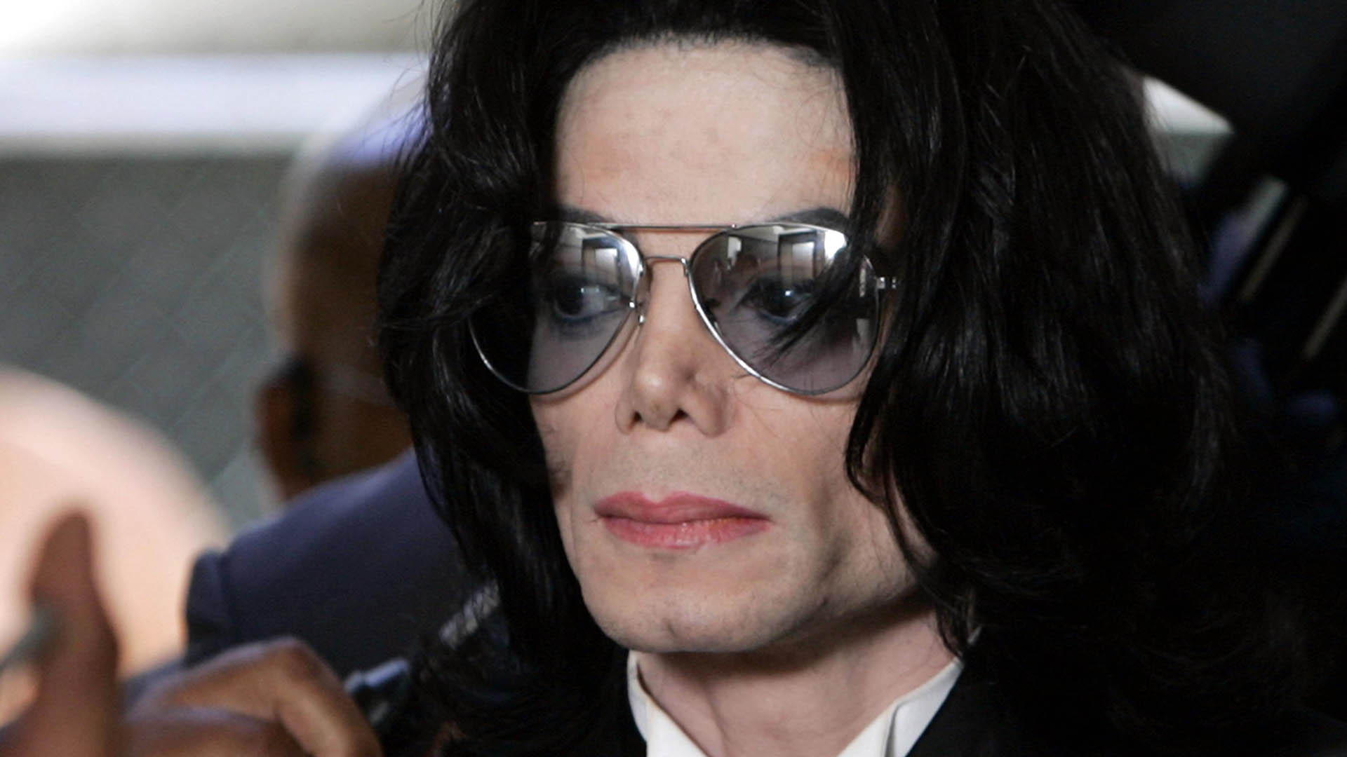 Michael Jackson, en el Tribunal del condado de Santa Bárbara, el día que fue absuelto de diez cargos en su contra por abuso de menores. OTO/POOL/KEVORK DJANSEZIAN (Photo by KEVORK DJANSEZIAN / POOL / AFP)