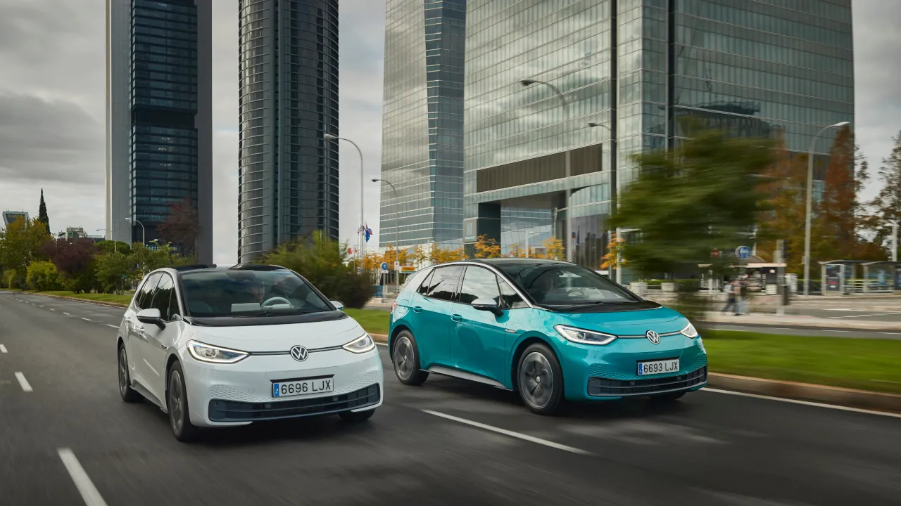 Auto eléctrico vs. Auto a gasolina. (foto: Motorpasión)