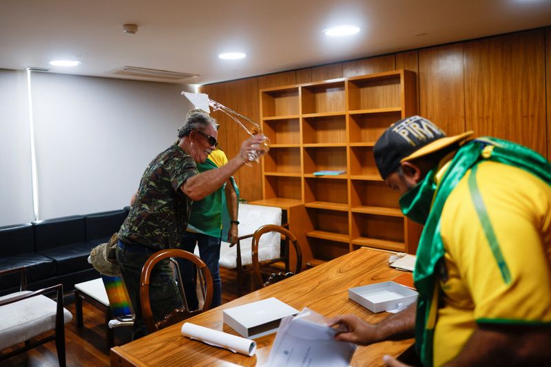 Simpatizantes del expresidente de Brasil Jair Bolsonaro vandalizan una sala del Palacio de Planalto, 8 de enero de 2023 (REUTERS)