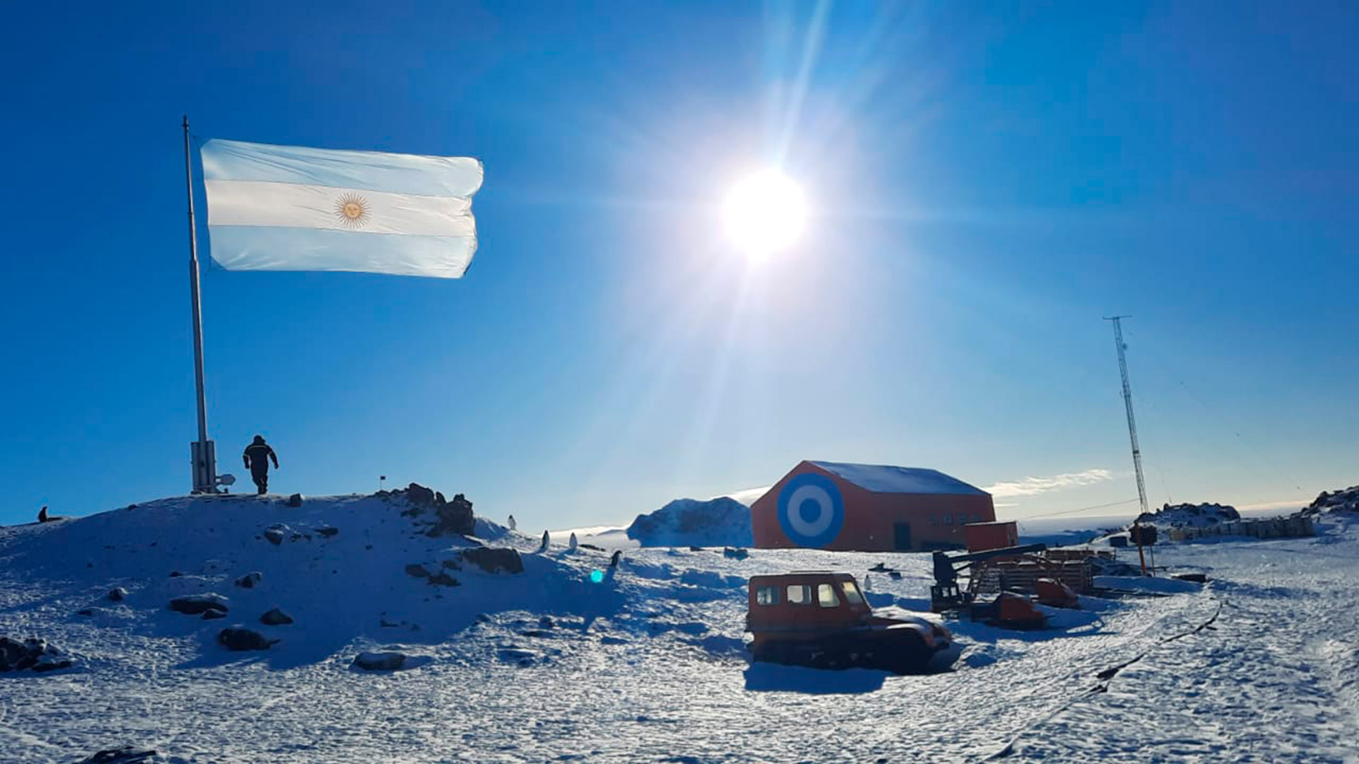 La bandera siempre flamea junto a la base Esperanza