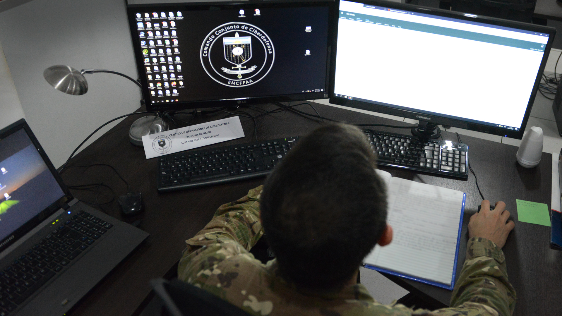 "Llevamos adelante operaciones de protección de infraestructura crítica y de respuesta. Controlamos permanentemente los sistemas de comando y control de las fuerzas. Detectamos posibles ataques y evitamos que ocurran", comenta Intini. Foto: Fernando Calzada.