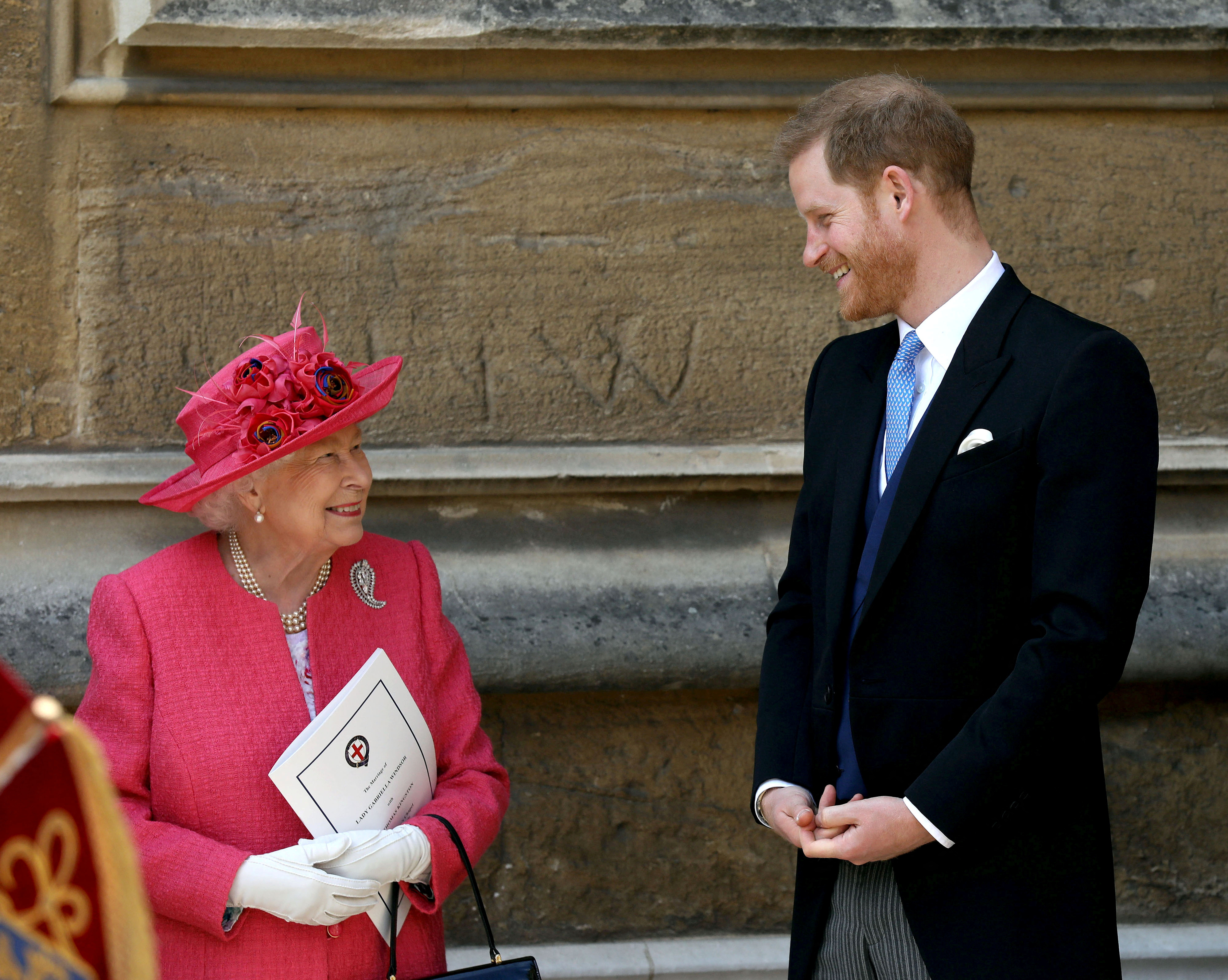 La reina Isabel II habla con el príncipe Harry durante la boda de Lady Gabriella Windsor y Thomas Kingston el 18 de mayo de 2019. (Steve Parsons/REUTERS/Foto de archivo)