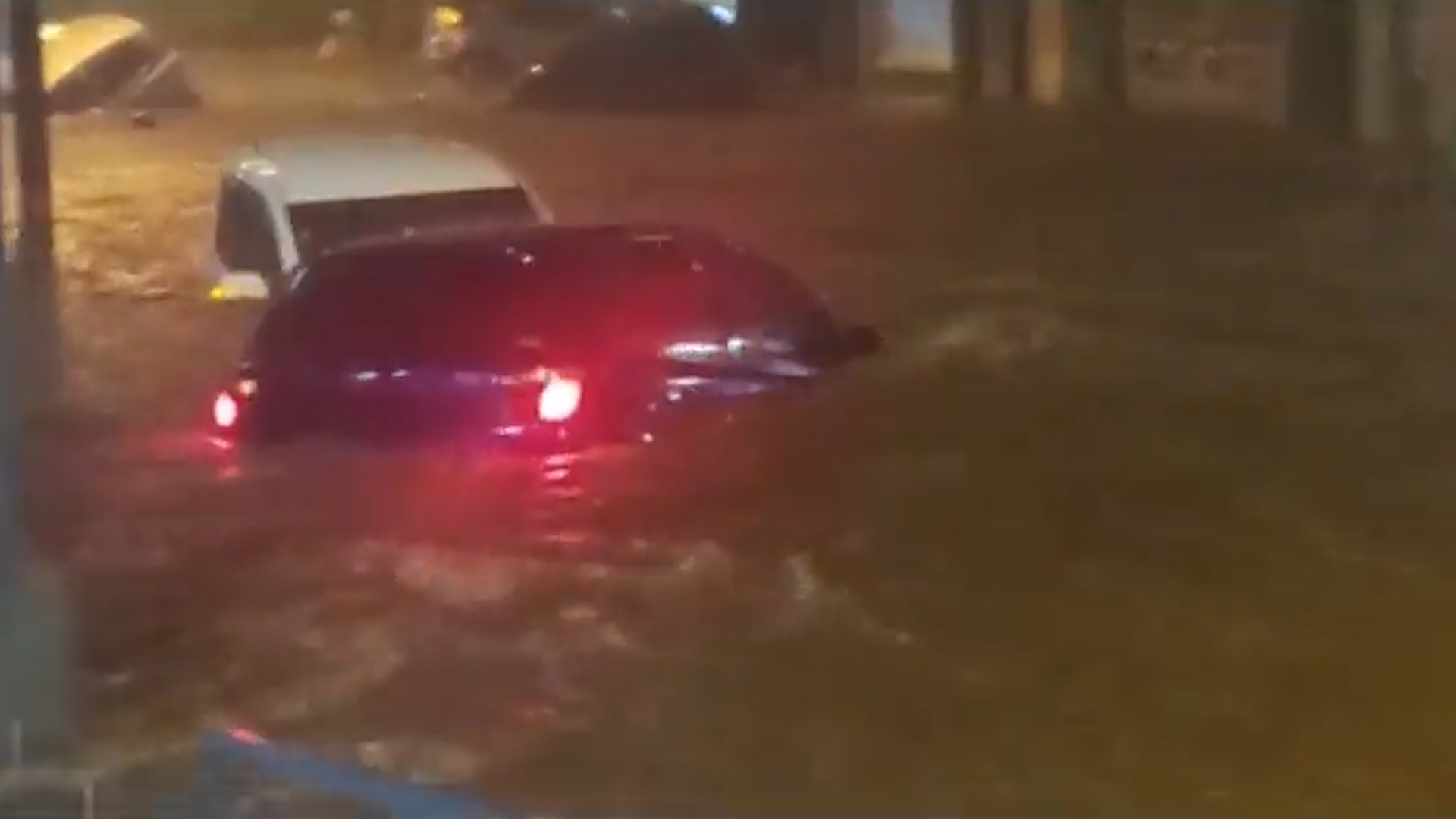 Un vehículo en medio de la inundación