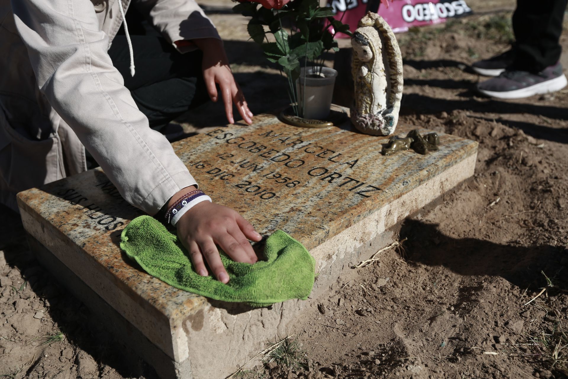 La Red Mesa de Mujeres colocaron flores en la tumba de Marisela Escobedo a diez años de su asesinato, en el Panteón Jardines Eternos. (FOTO: NACHO RUIZ/CUARTOSCURO)