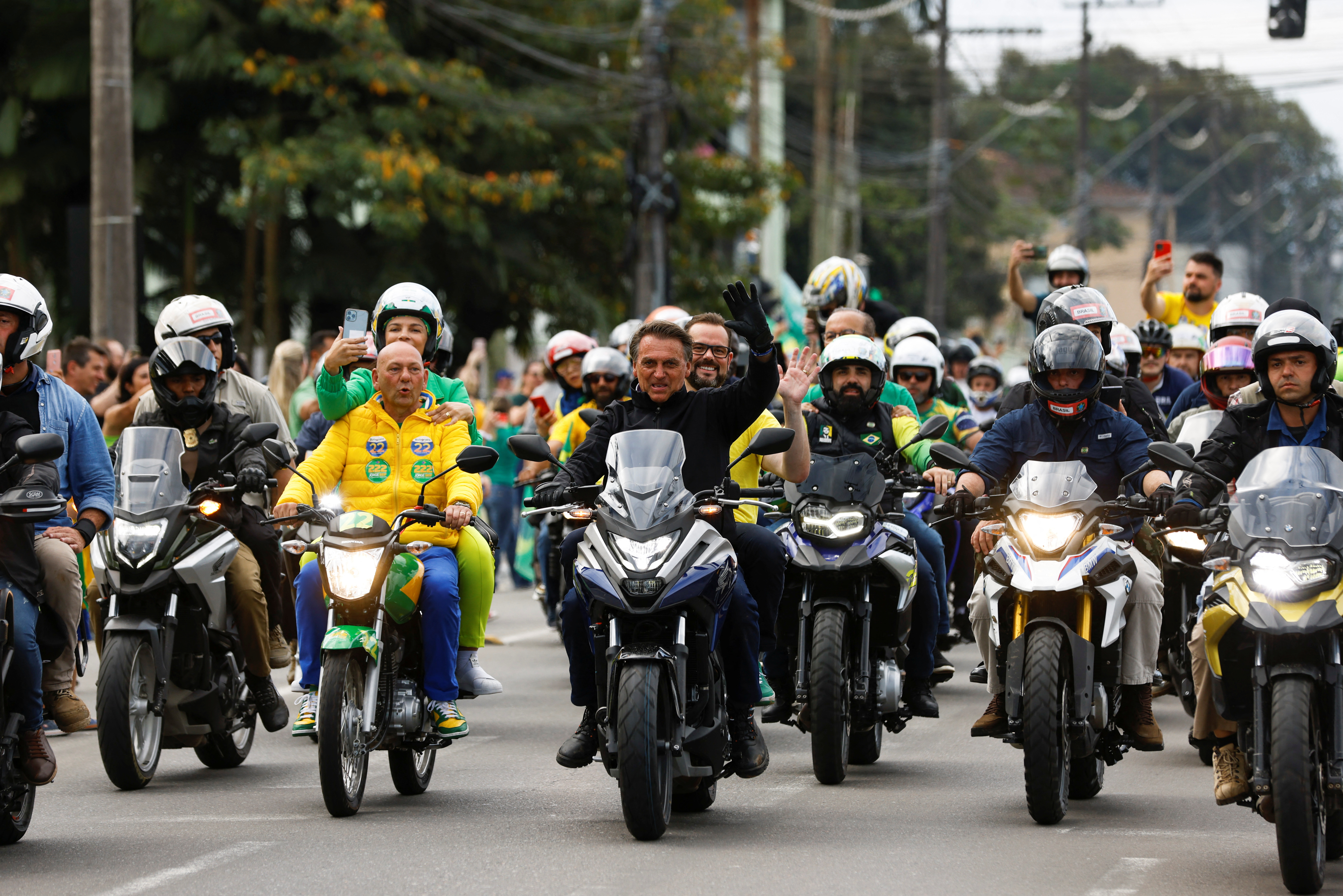El presidente de Brasil y candidato a la reelección, Jair Bolsonaro, conduce una motocicleta mientras lidera una caravana en Joinville, Brasil 1 de octubre de 2022. REUTERS/Rodolfo Buhrer