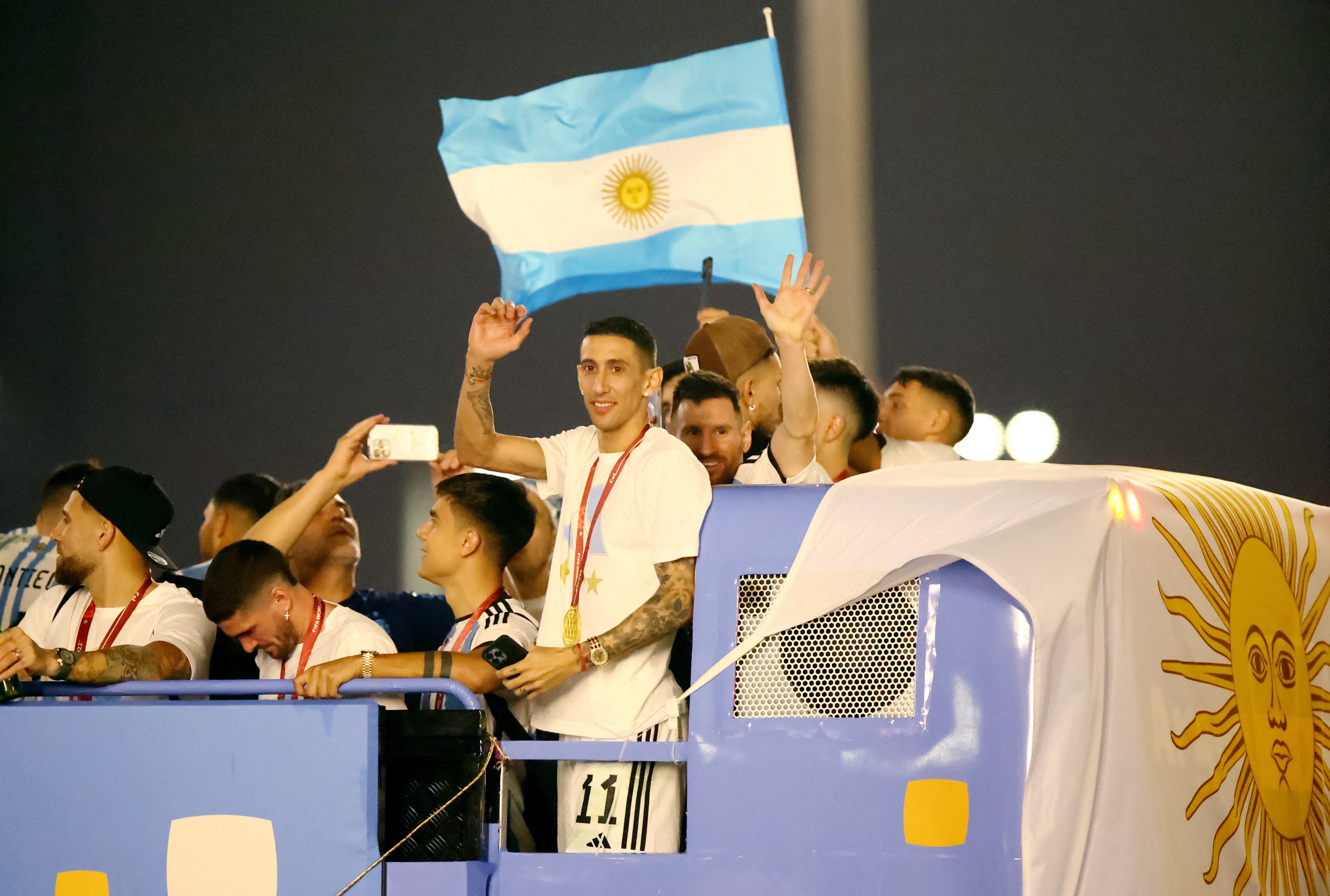 Ángel Di María y Messi saludan desde el bus celeste y blanco (REUTERS/Hannah Mckay)