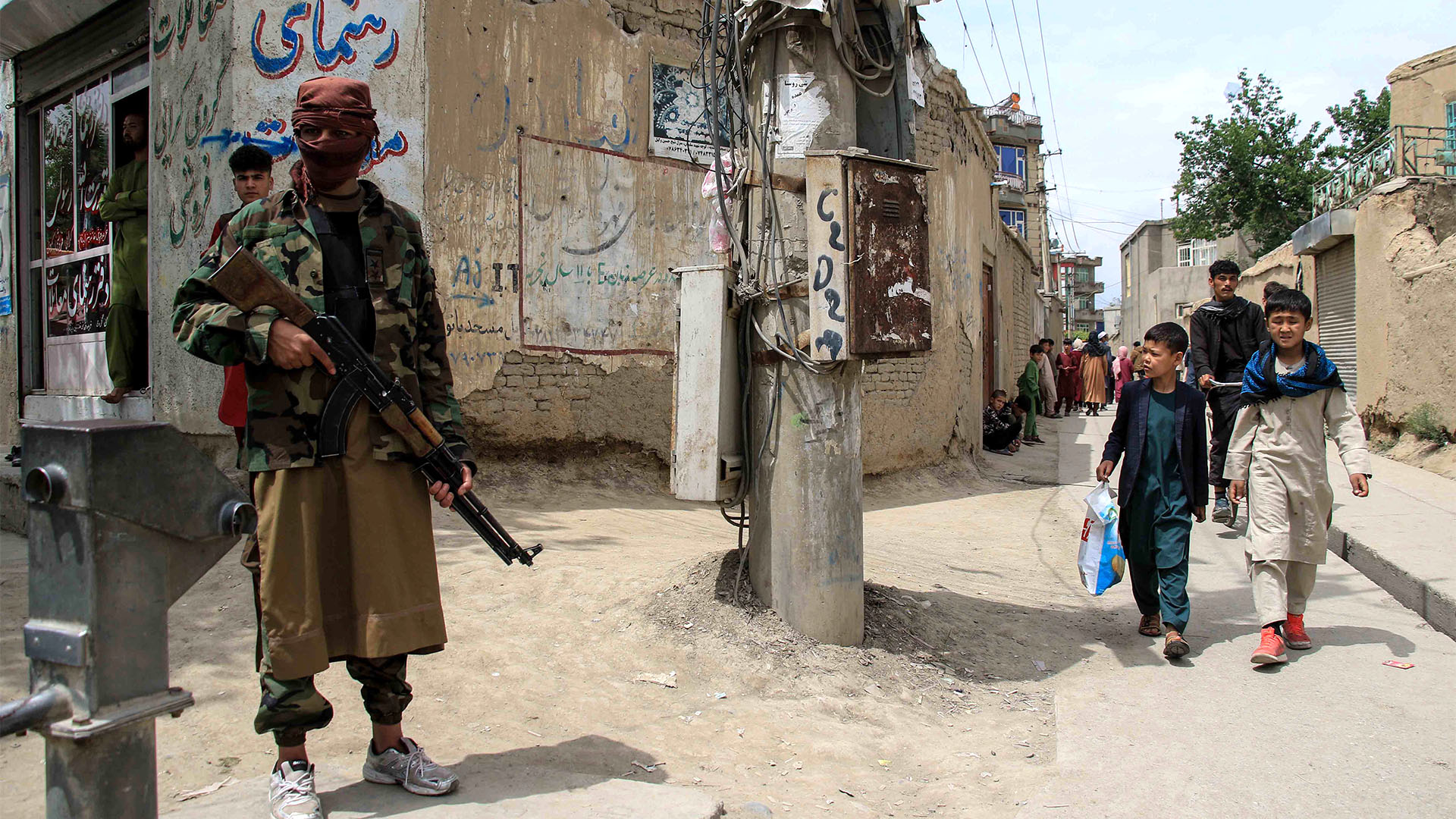 Los talibanes montan guardia en los alrededores de una escuela tras los múltiples atentados (EFE)