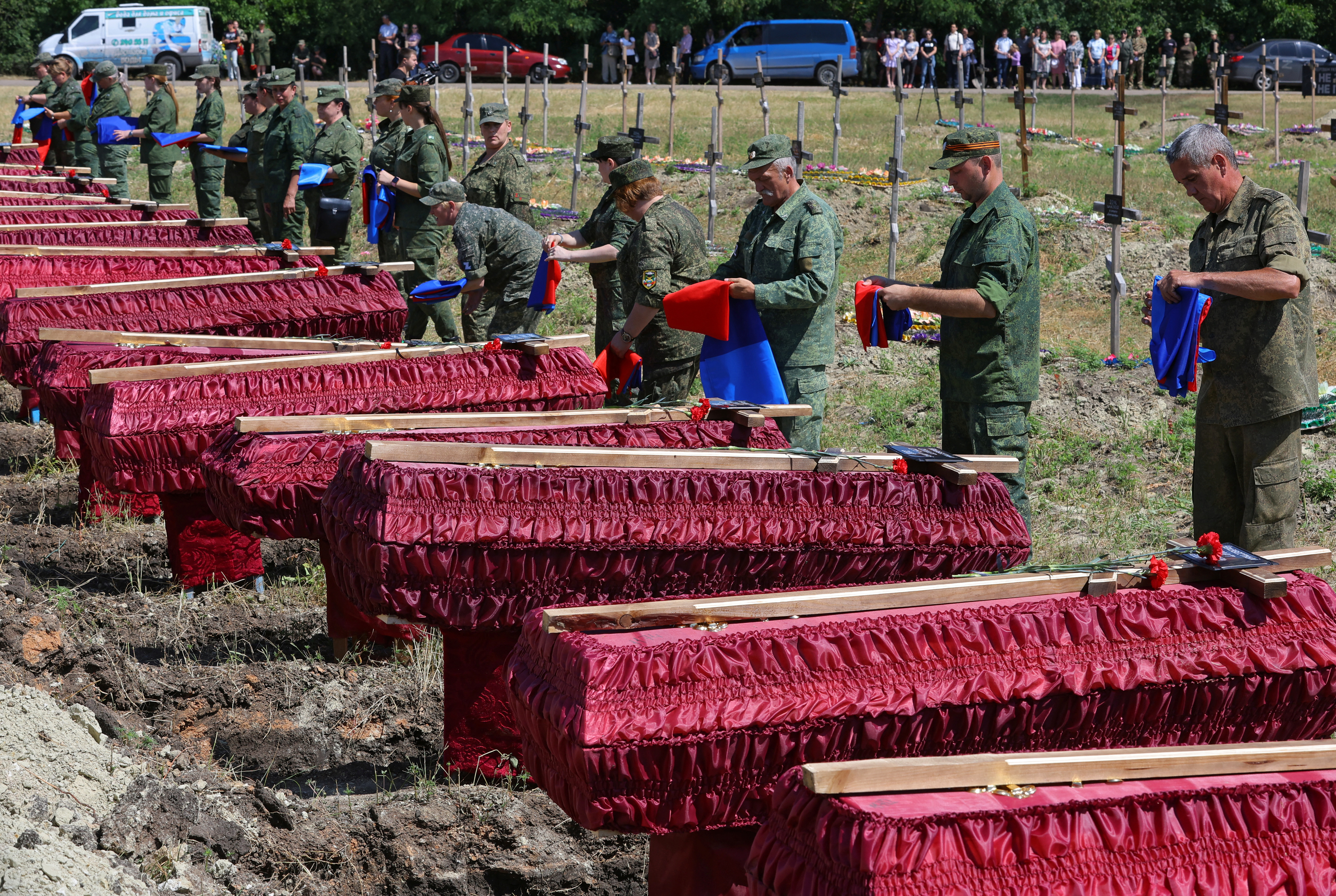 Miembros del servicio rusa participan del funeral de 58 soldados que murieron en la autoproclamada República Popular de Lugansk, en el marco de la guerra con Ucrania (REUTERS/Alexander Ermochenko)