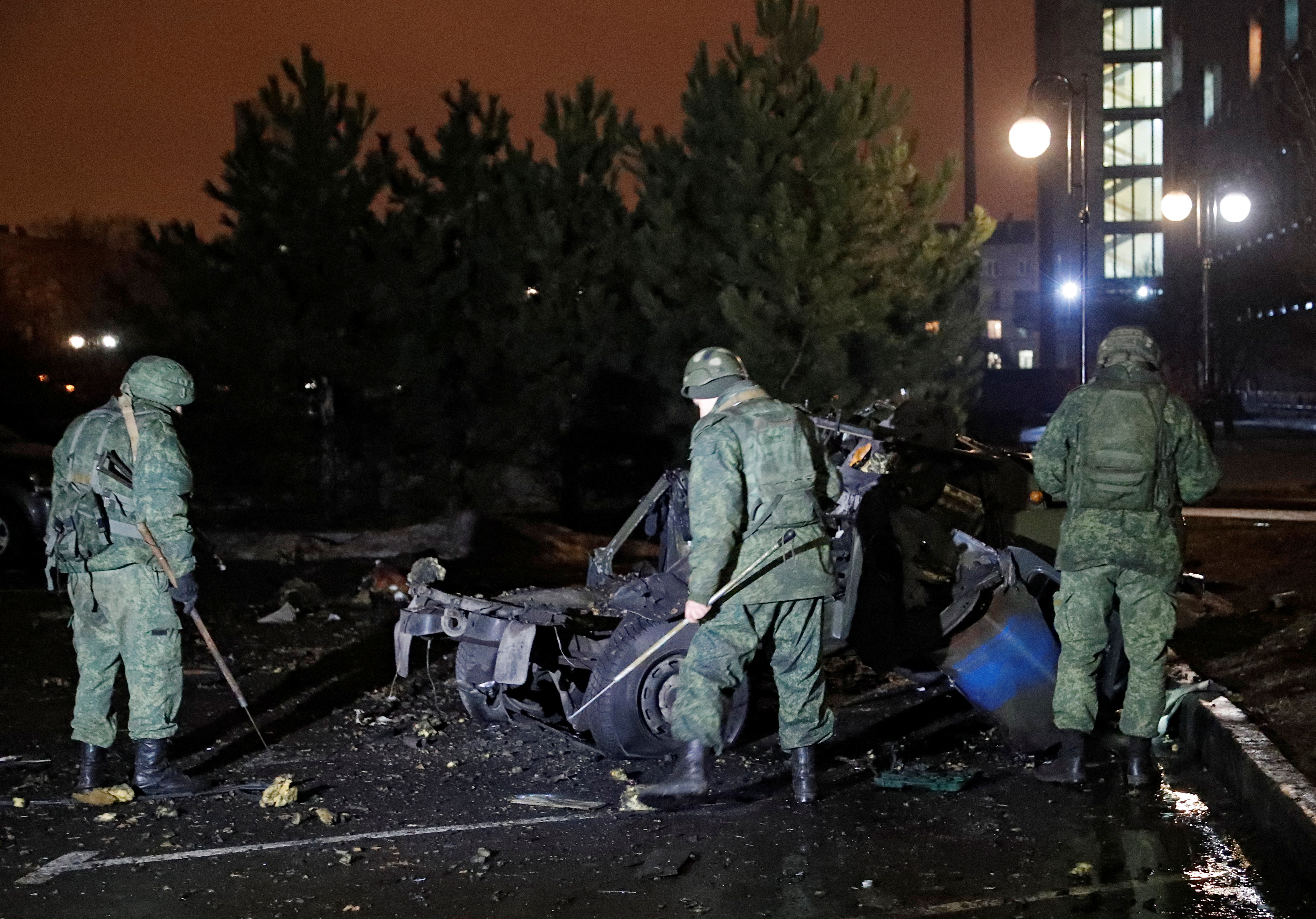 Un auto explotó este viernes en Donetsk, una zona controlada por los rebeldes pro rusos (REUTERS/Alexander Ermochenko)