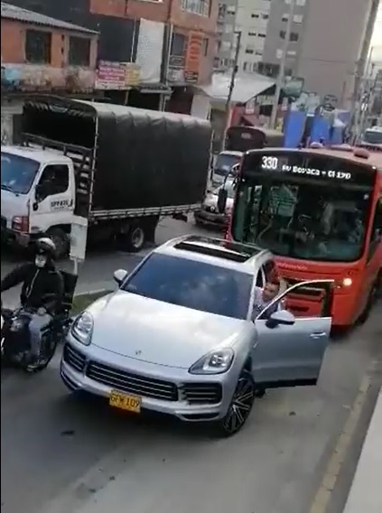 Video: “Arrastrados de m...”, conductor de Porsche armó trancón y armó escándalo en la vía