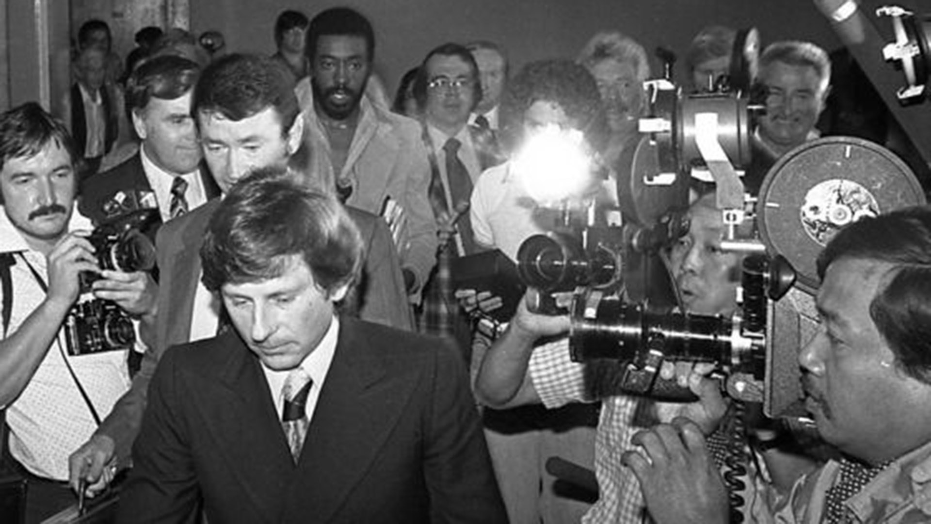 Polanski sale de su declaración en el tribunal de Estados Unidos, 1976