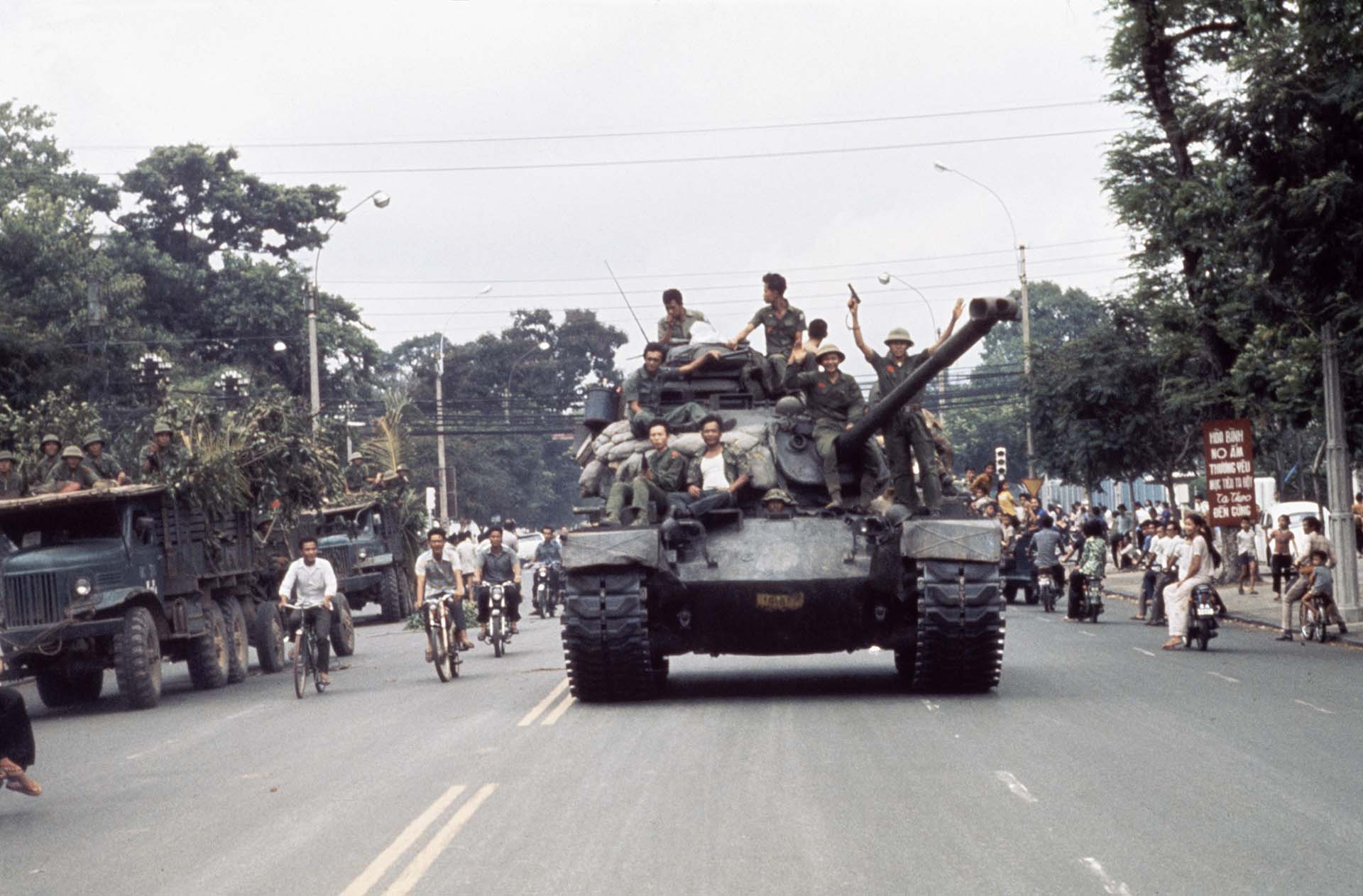 Las tropas norvietnamitas entran en Saigón en tanques y camiones tras el fin de la guerra (Photo by © Jacques Pavlovsky/Sygma/CORBIS/Sygma via Getty Images)