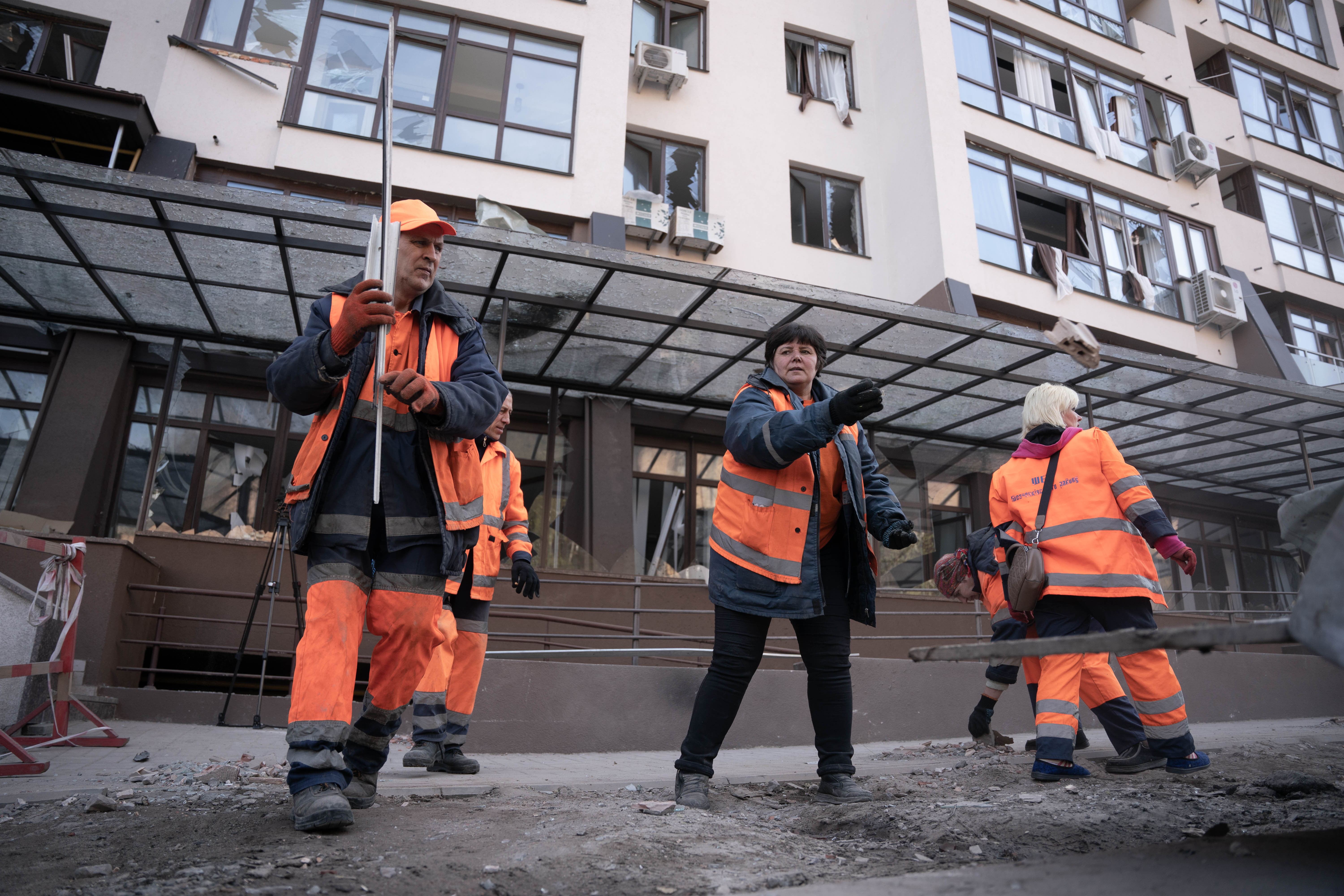 Miembros de la brigada de limpieza de la ciudad de Kiev, realizan trabajos en el lugar.