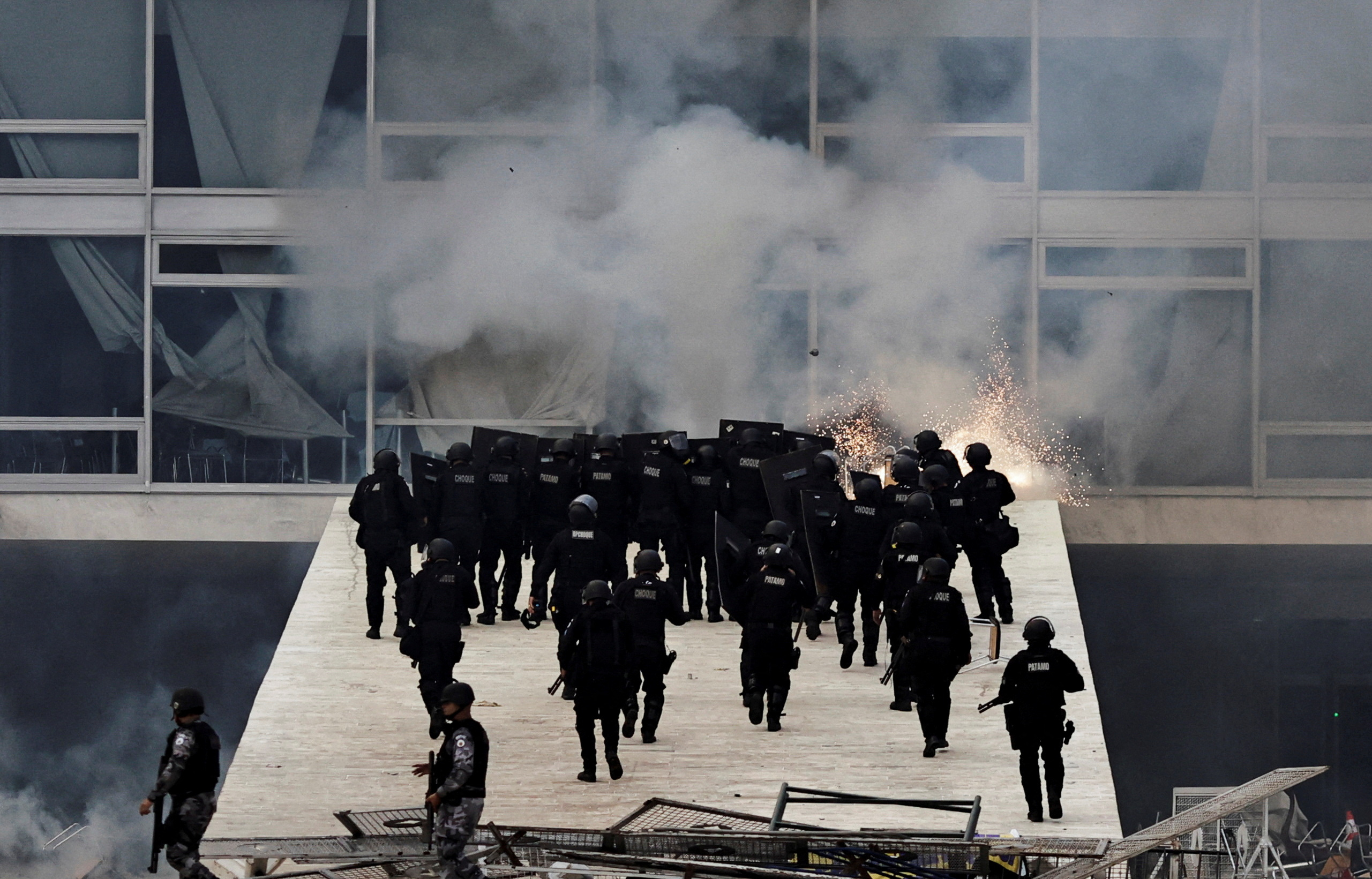 Las fuerzas de seguridad operan mientras los partidarios del expresidente de Brasil, Jair Bolsonaro, se manifiestan contra el presidente Luiz Inácio Lula da Silva, en el Palacio de Planalto, en Brasilia, Brasil, el 8 de enero de 2023. REUTERS/Ueslei Marcelino     TPX IMAGES OF THE DAY