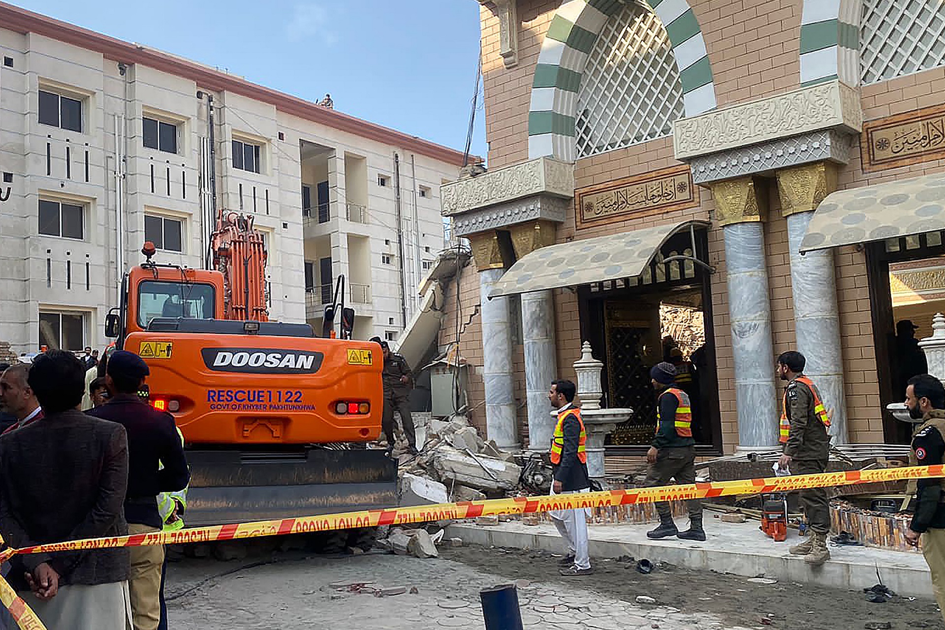 Personal de seguridad acordona la mezquita atacada este lunes (AFP)