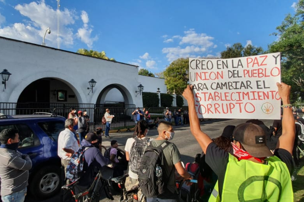 La manifestación planeada este viernes en Casa Jalisco se trasladó a la Fiscalía del Estado para demandar la liberación de los civiles arrestados en las protestas y justicia por el asesinato de Giovanni López (Foto: Twitter@casa_arista)
