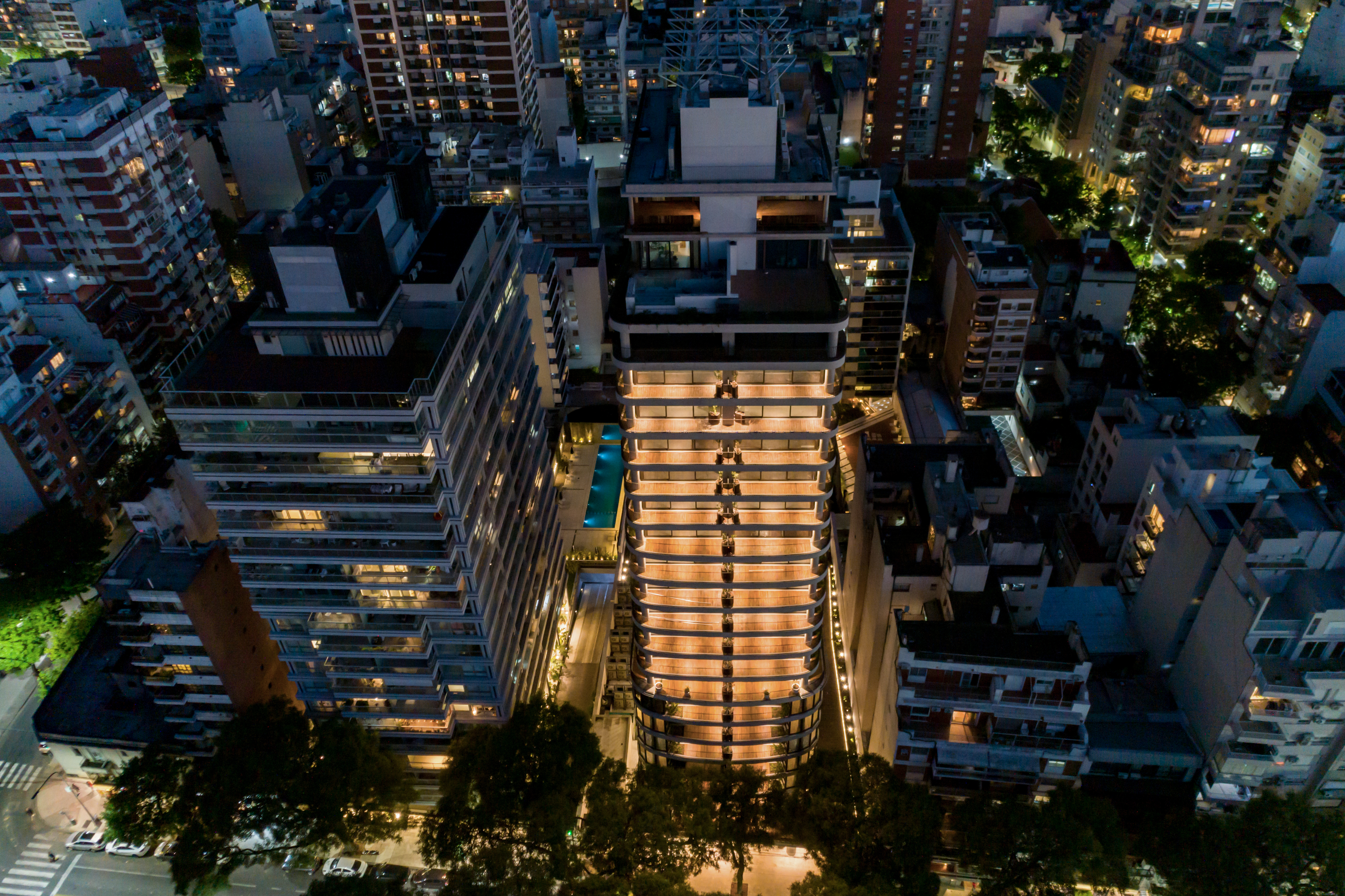 Vista nocturna del proyecto recientemente estrenado sobre la Avenida Pedro Goyena