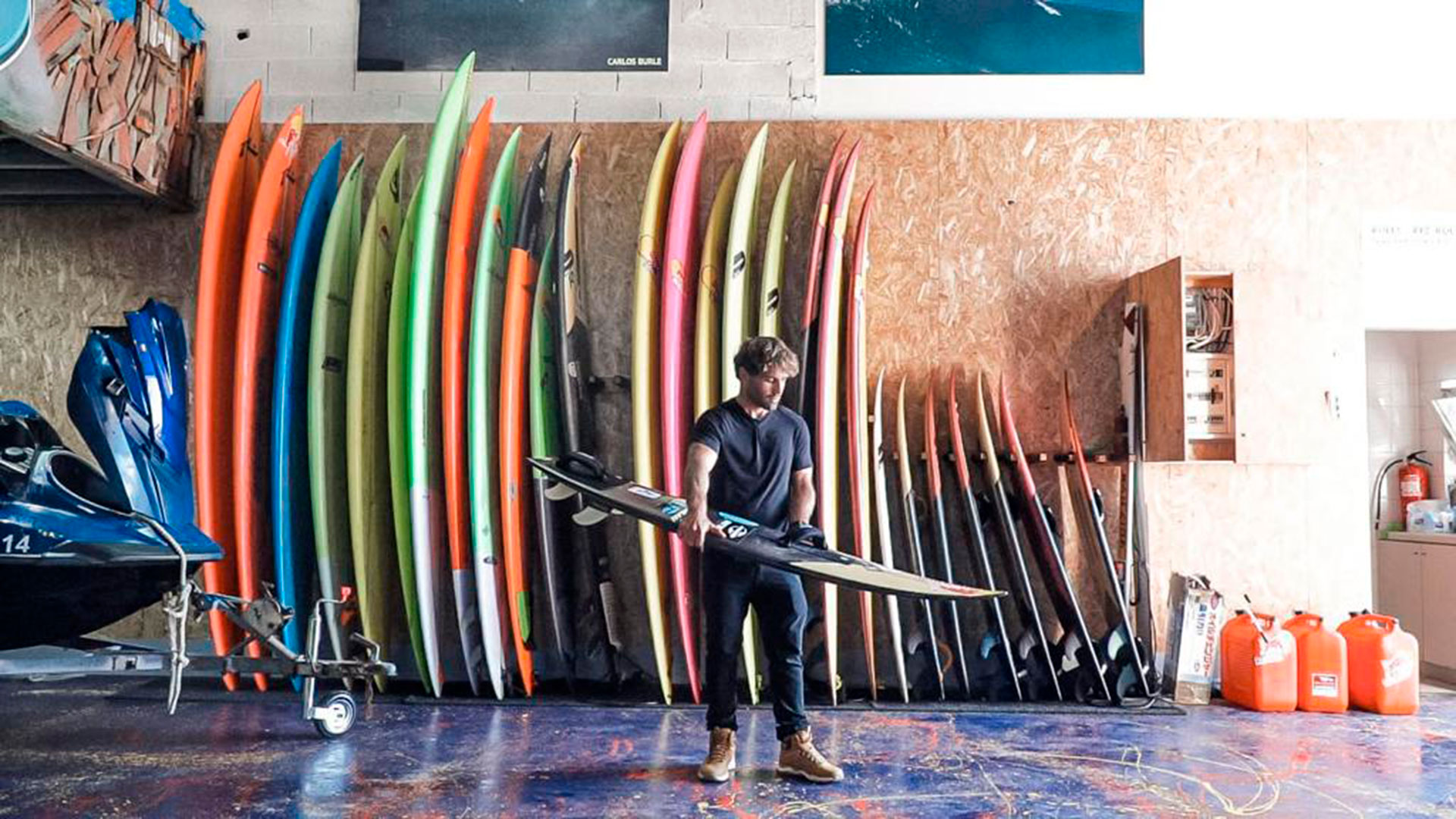 Juan Cruz eligiendo una tabla para meterse a surfear. El tamaño dependerá si lo hará remando o empujado por una moto de agua. 