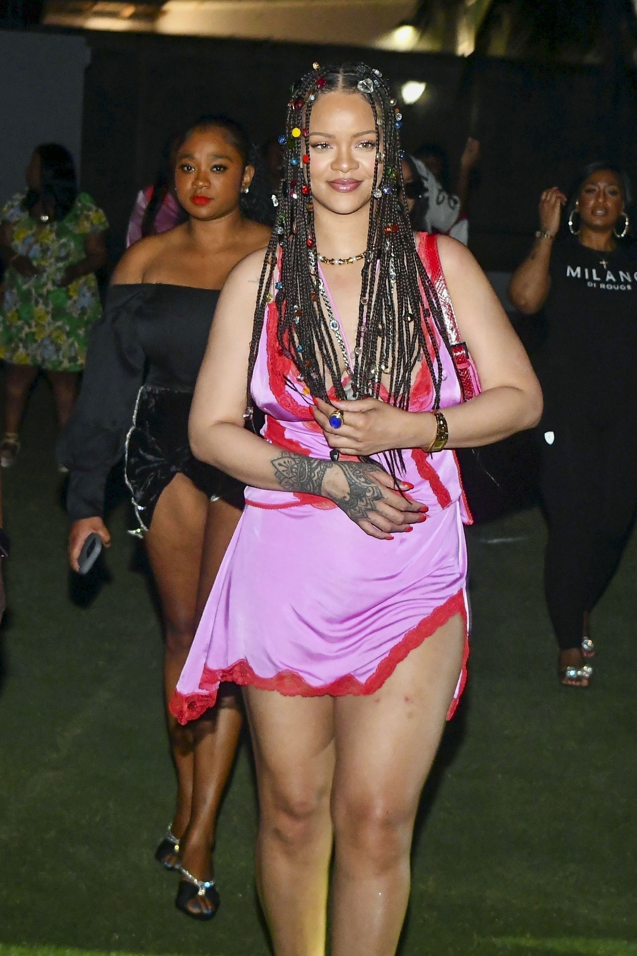 Siempre da que hablar. Esta vez Rihanna y su pareja, el rapero ASAP Rocky, sumaron una salida nocturna en Bridgetown, Barbados. Entre besos y abrazos, la cantante lució un vestido de satén rosa estilo camisón y unas trenzas muy divertidas (Fotos: The Grosby Group)