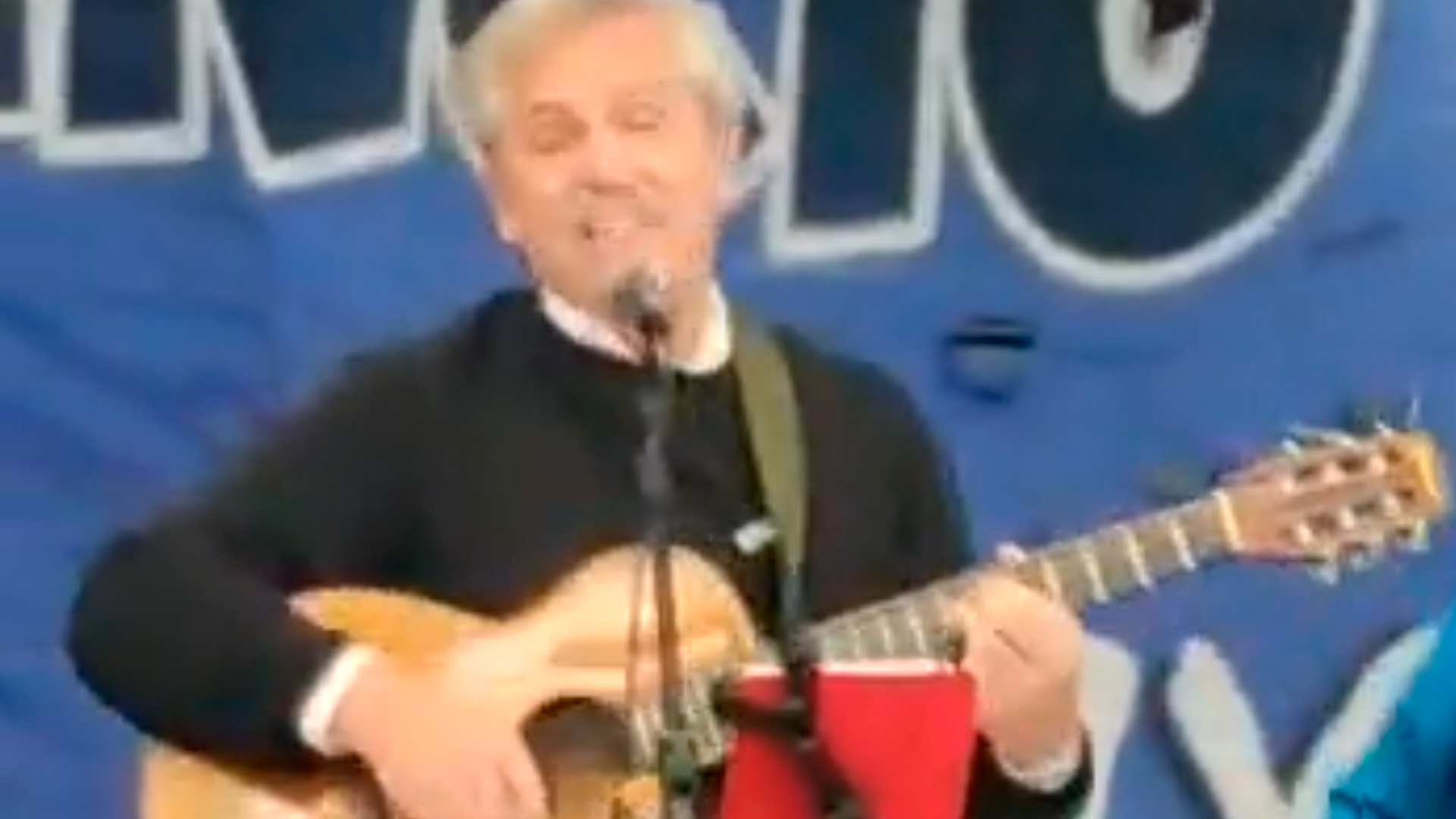 Video: Alberto Fernández subió al escenario y cantó “Sólo se trata de vivir” de Litto Nebbia 