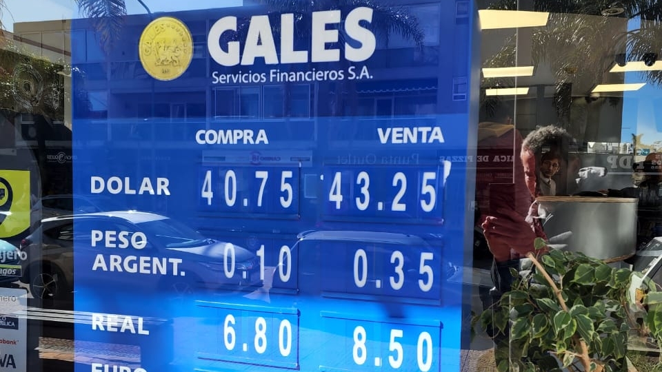 La cotización del dólar y el peso argentino hoy, en una casa de cambio en Montevideo