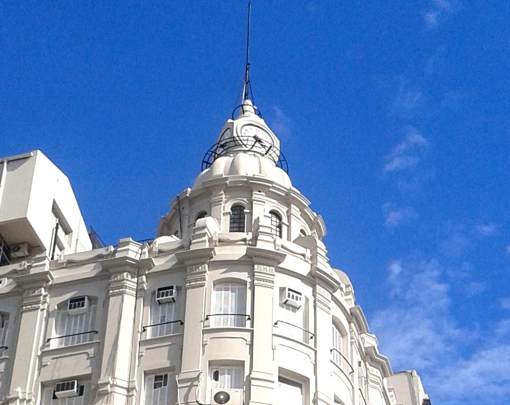 Reloj del edificio del Trust Joyero Relojero, frente al Obelisco