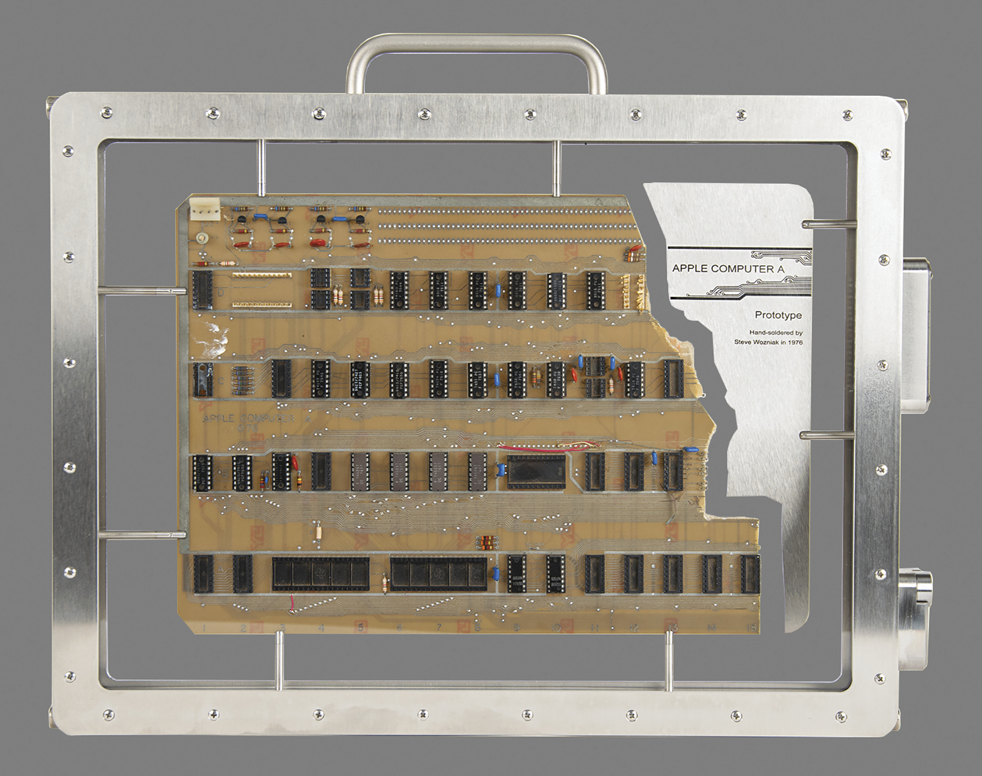 La imagen publicada por RR Auction del prototipo de la computadora Apple-1 (RR Auction via AP)