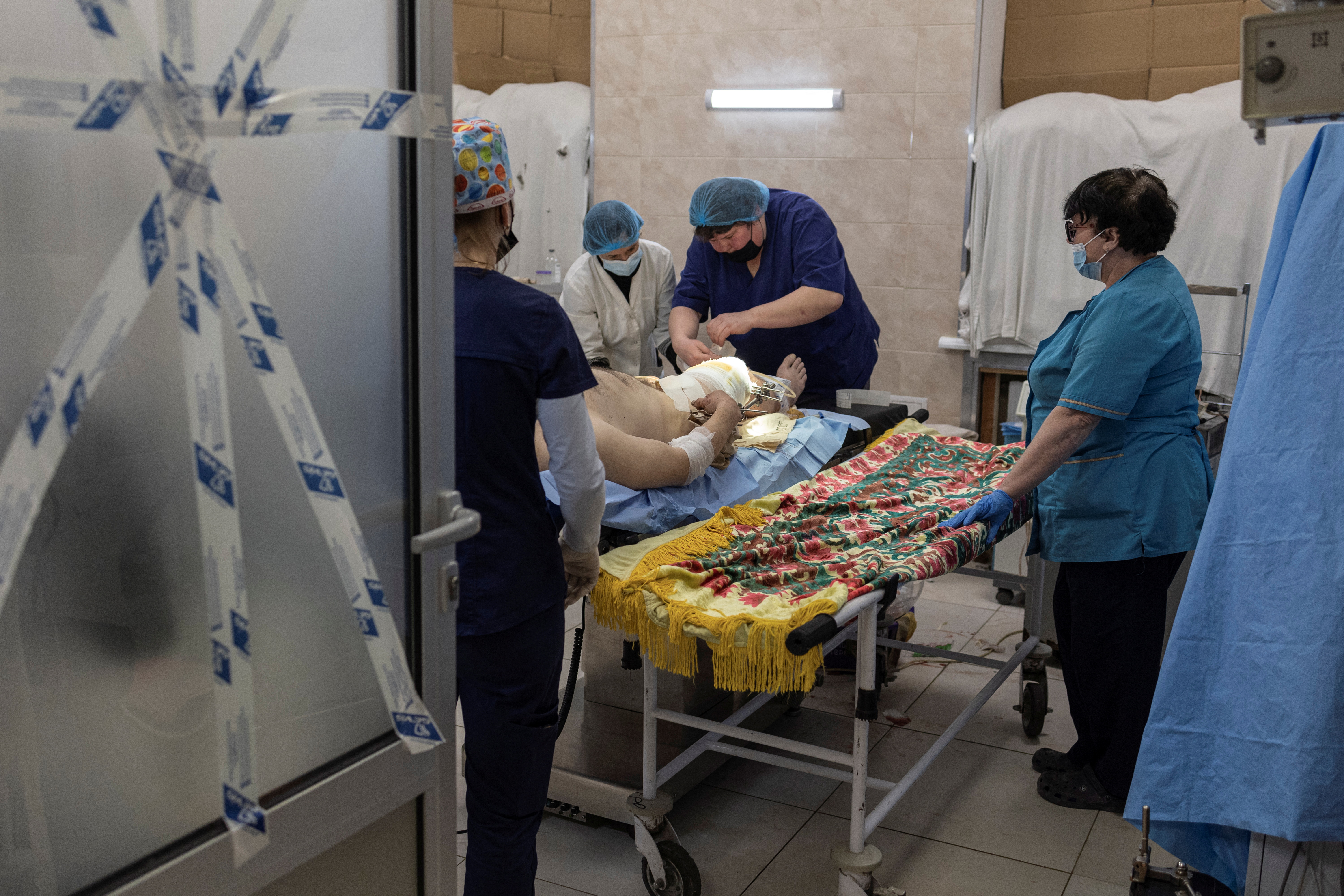 Médicos atienden en los hospitales a civiles heridos por los bombardeos rusos
