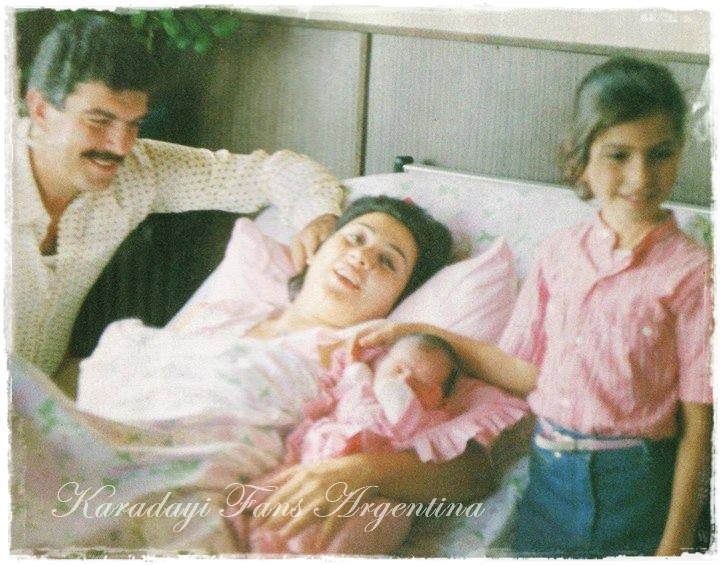 Zeynep junto a sus padres, Tanju y Hülya, el día que nació Bergüzar (Facebook: @karadayifansargentina)