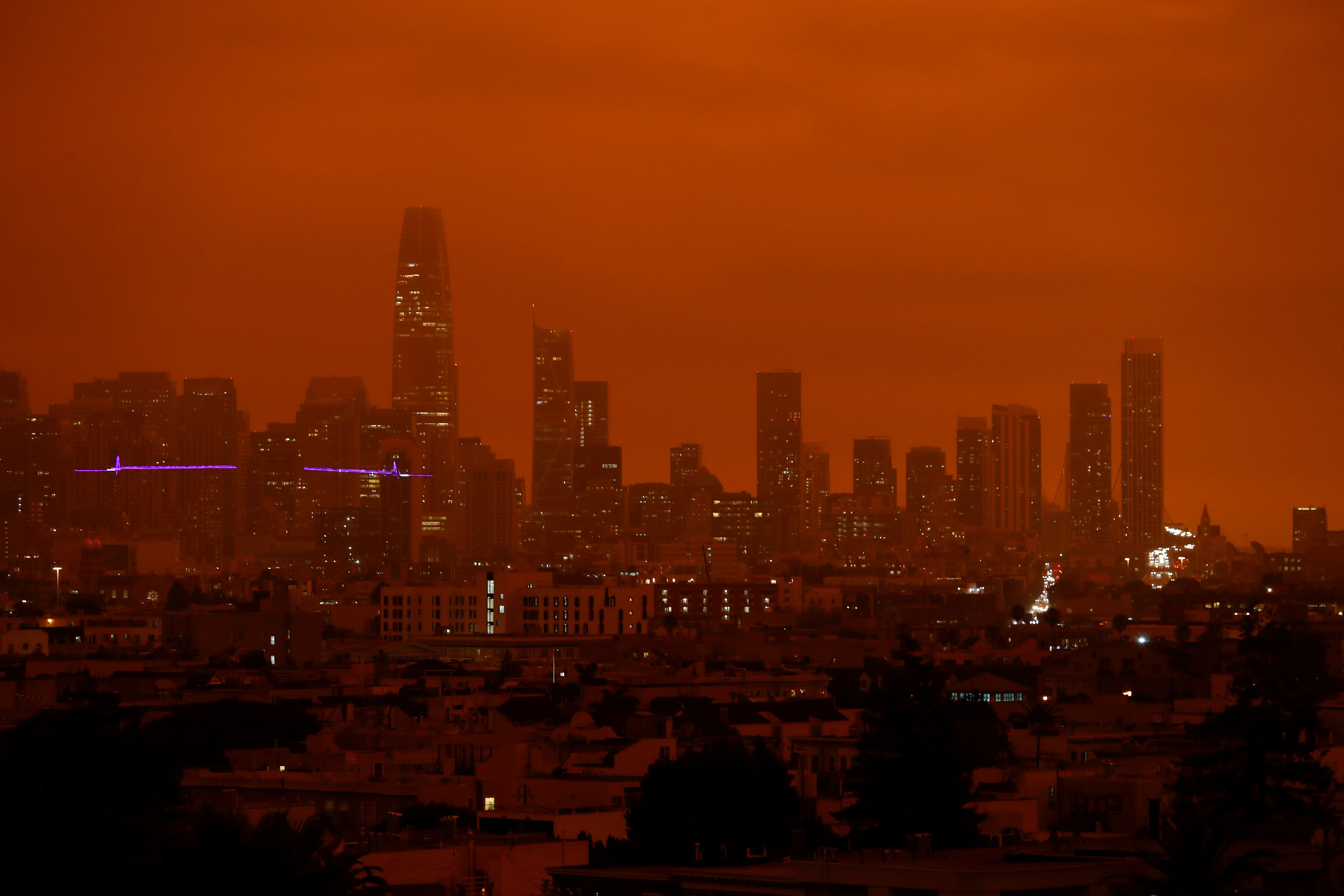 El centro de San Francisco se ve desde el Dolores Park bajo un cielo anaranjado oscurecido por el humo de los incendios forestales de California el 9 de septiembre de 2020. REUTERS/Stephen Lam