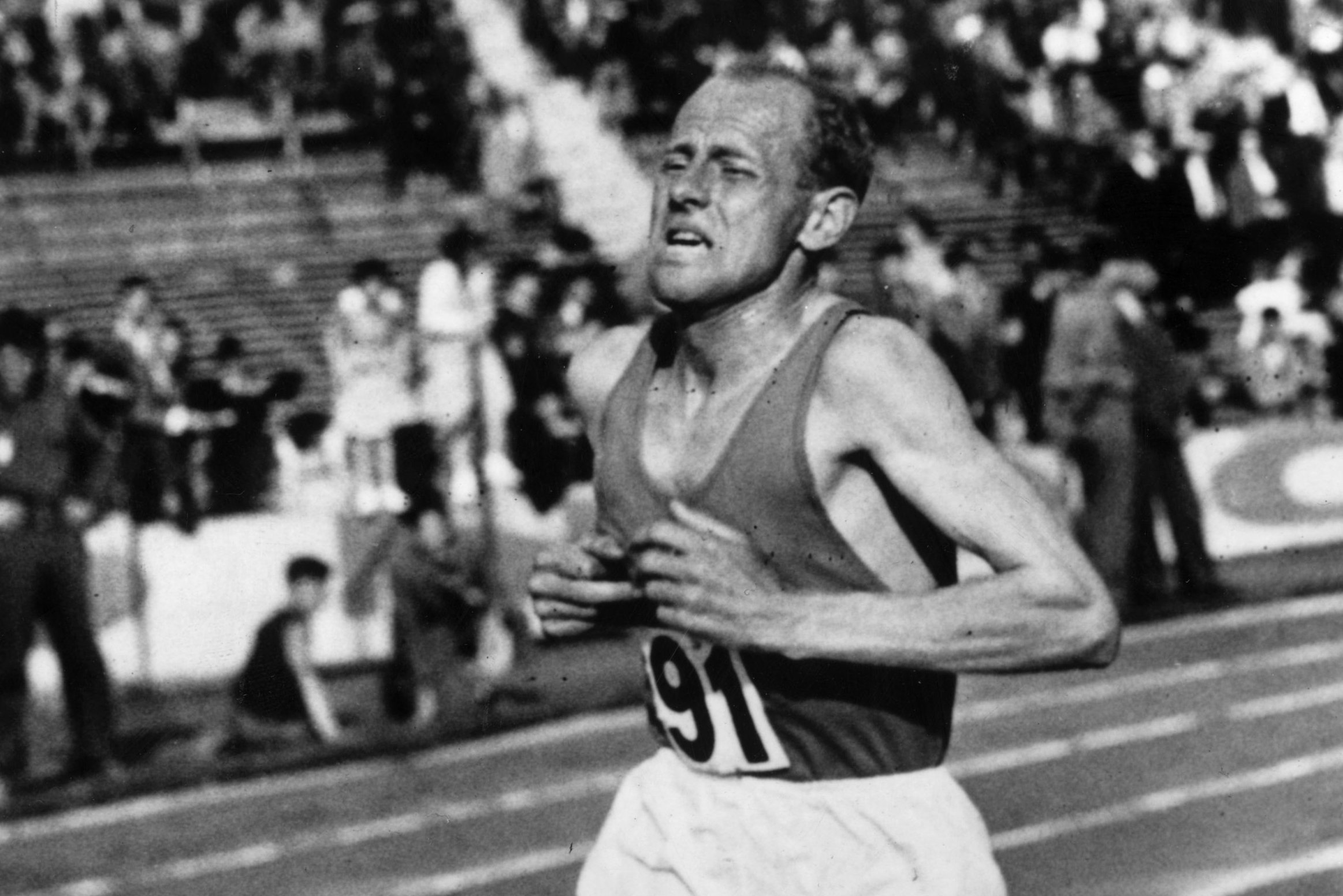 En los Juegos Olímpicos de Londres 1948 obtuvo dos medallas. La plateada en los 5000 mts y la dorada en los 10.000 mts. 