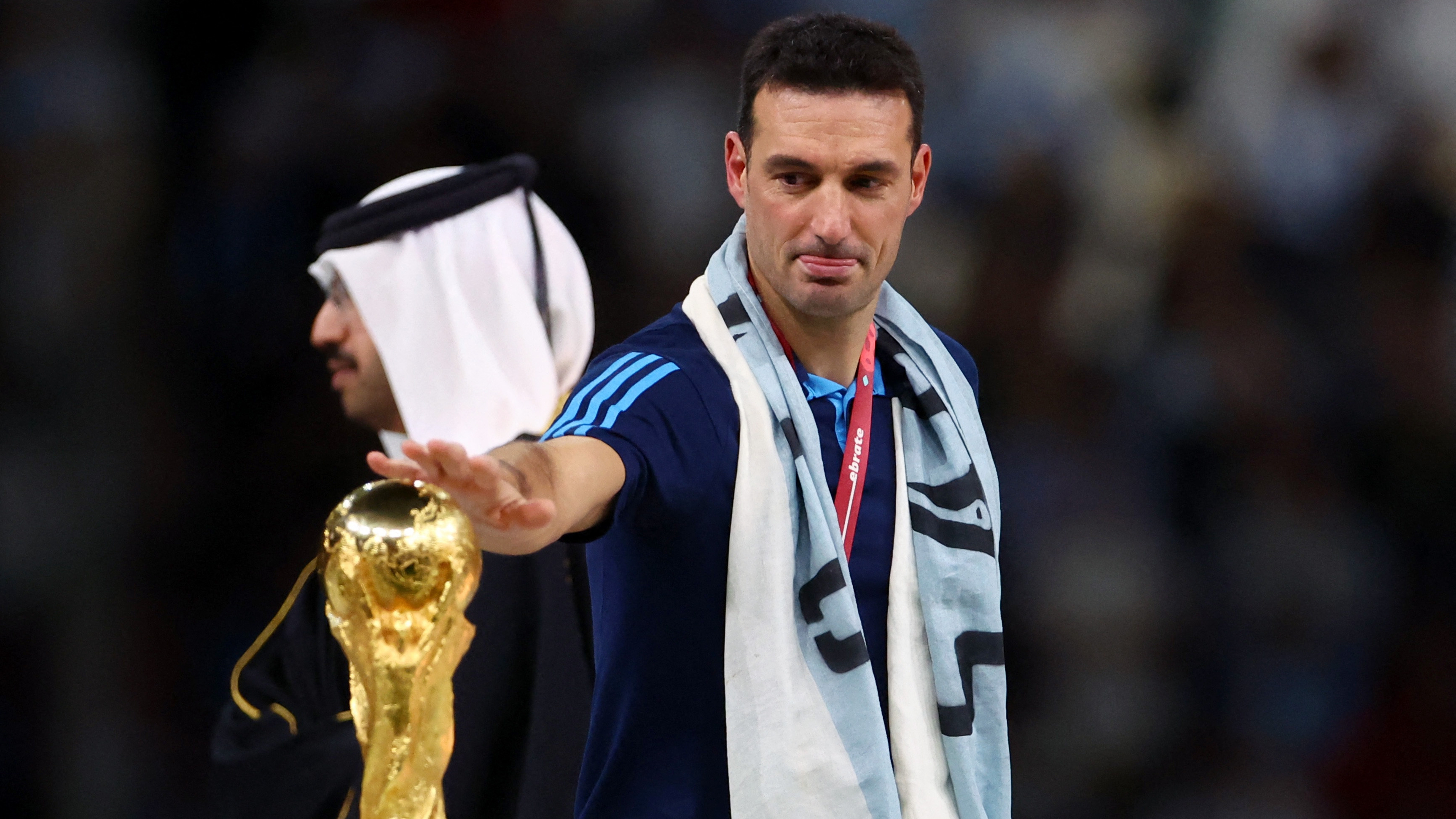 Scaloni toca la copa en Qatar 2022. (REUTERS/Hannah Mckay)