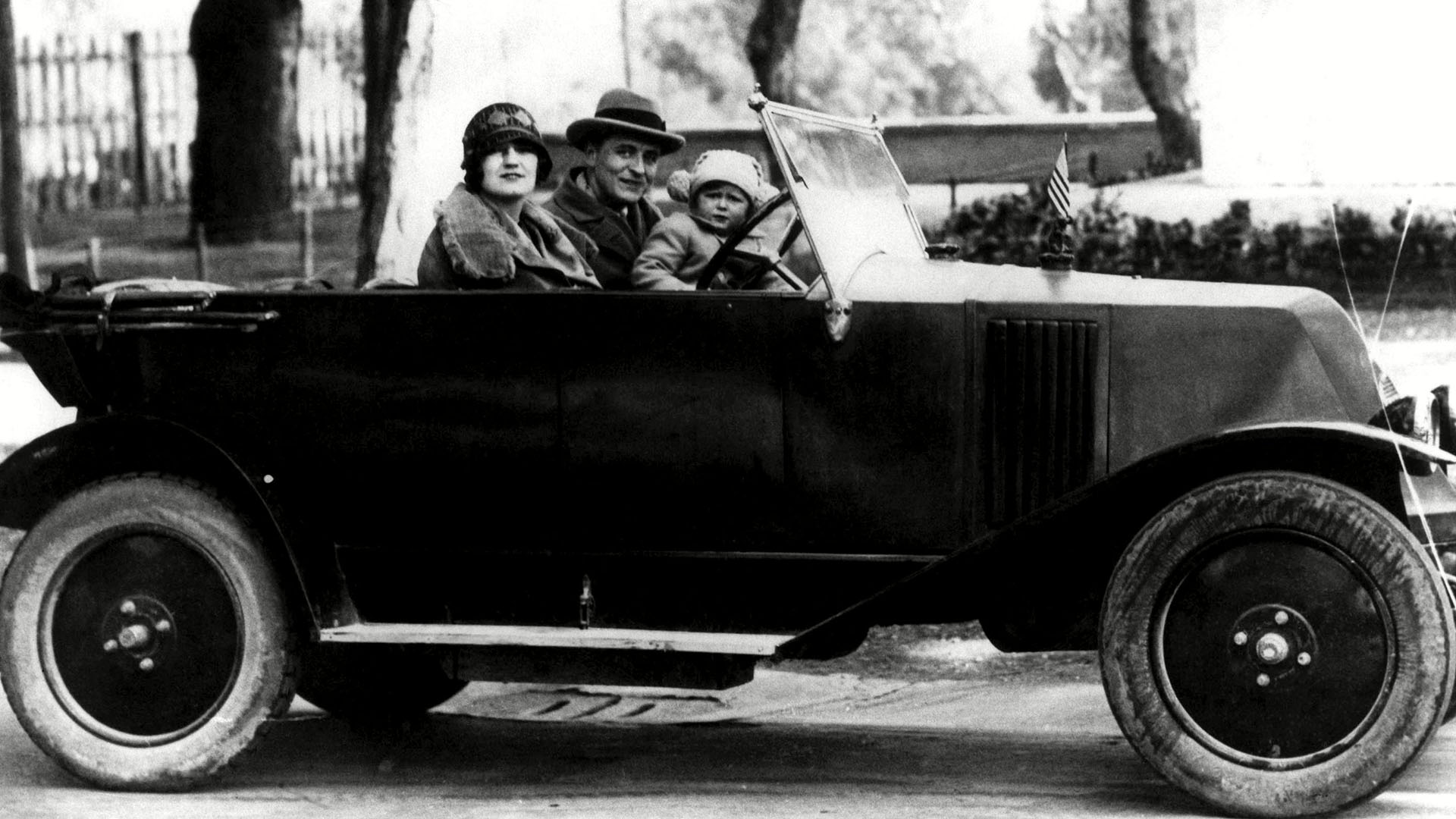 F. Scott Fitzgerald, su esposa Zelda y su hija, Scottie, salen a dar un paseo en algún lugar de Italia (1924-1931) (Everett/Shutterstock)