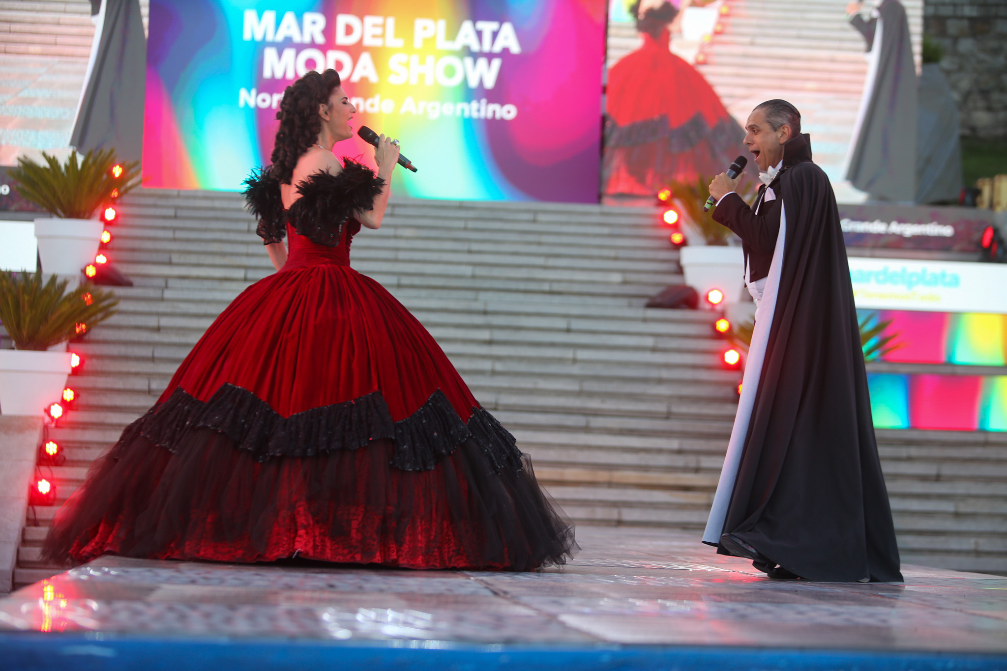 Cecilia Milone y Juan Rodó encabezan la obra "Drácula, el musical", que se presenta en el Teatro Radio City de martes a domingo