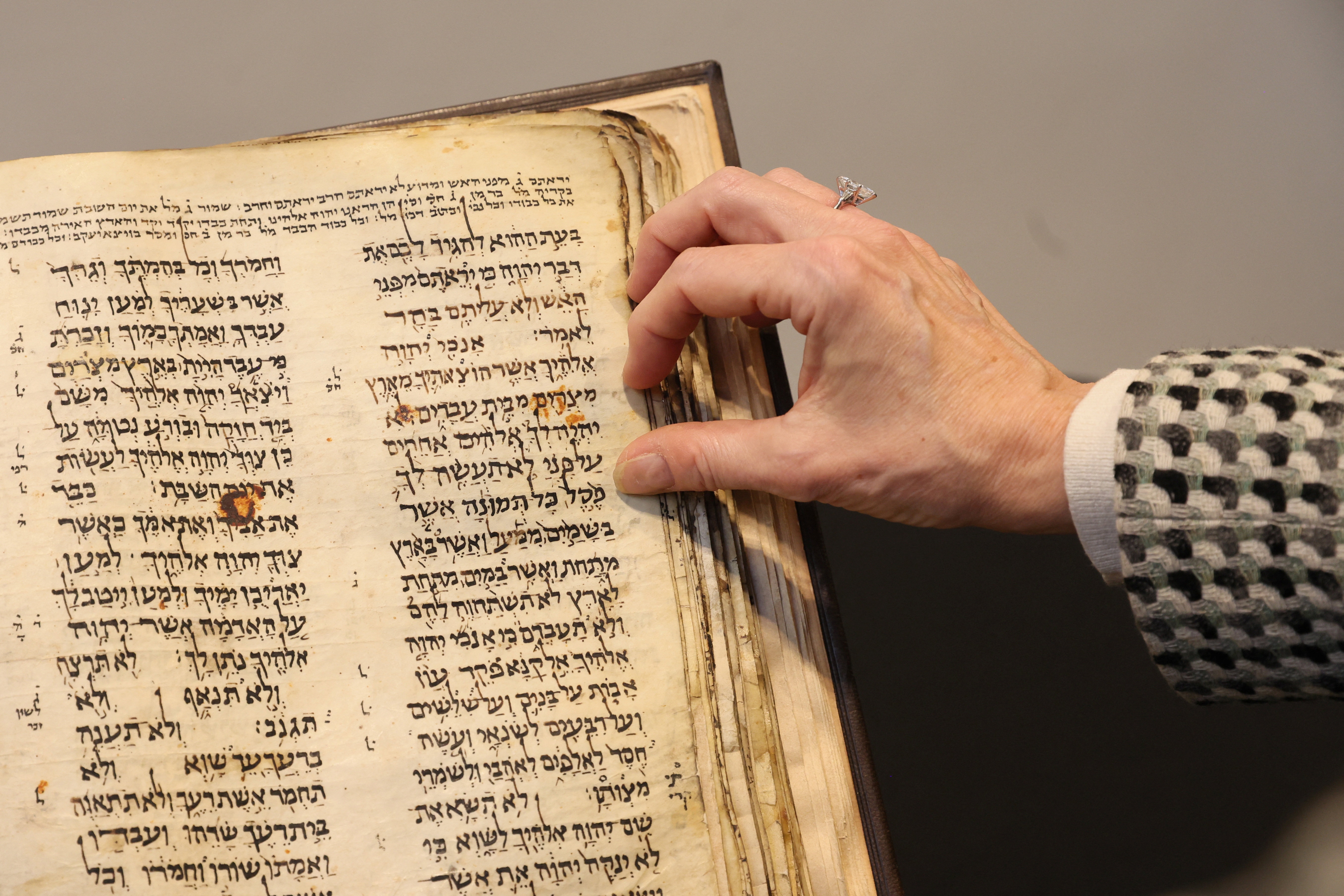 El Codex Sassoon tiene 1.000 años y ofrece un vínculo fundamental entre la tradición oral judía y la Biblia hebrea moderna (REUTERS)