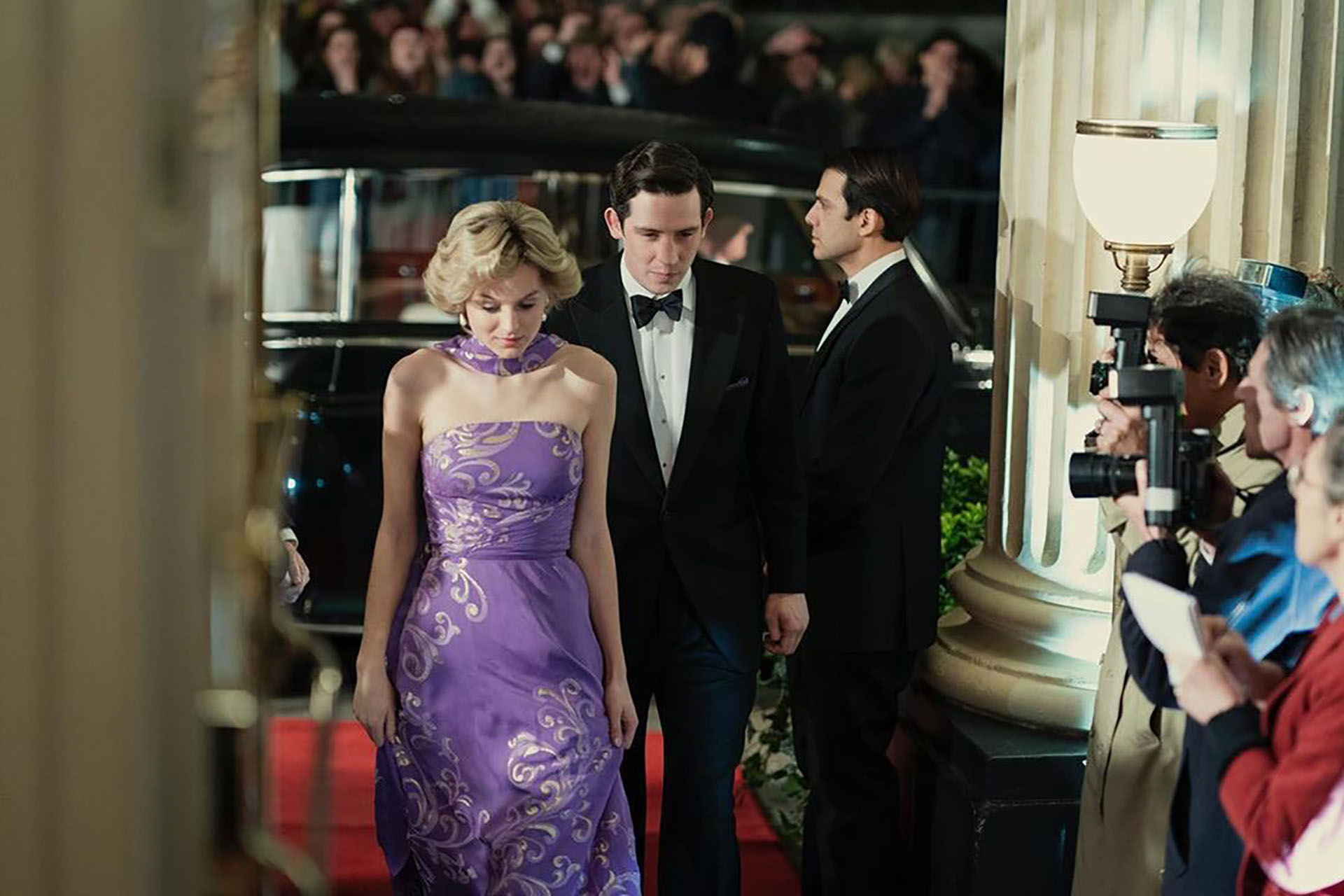 Carlos (Josh O’Connor) y Lady Di ( Emma Corrin) es una escena de "The Crown"
