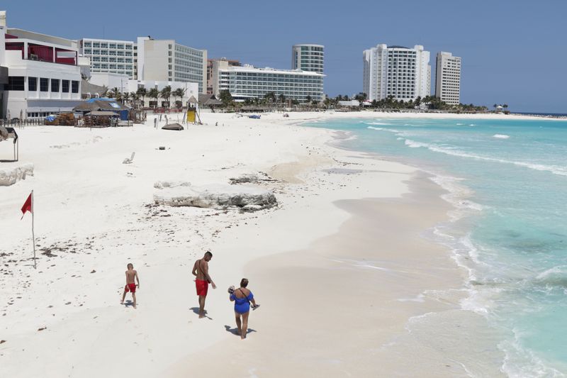 Una vista general muestra una playa casi vacía después de que las tasas de ocupación de hoteles cayeron a un solo dígito en abril tras las medidas para contener el brote de coronavirus (COVID-19) en Cancún, México, 2 de abril de 2020 (Foto: REUTERS/Jorge Delgado/Archivo)