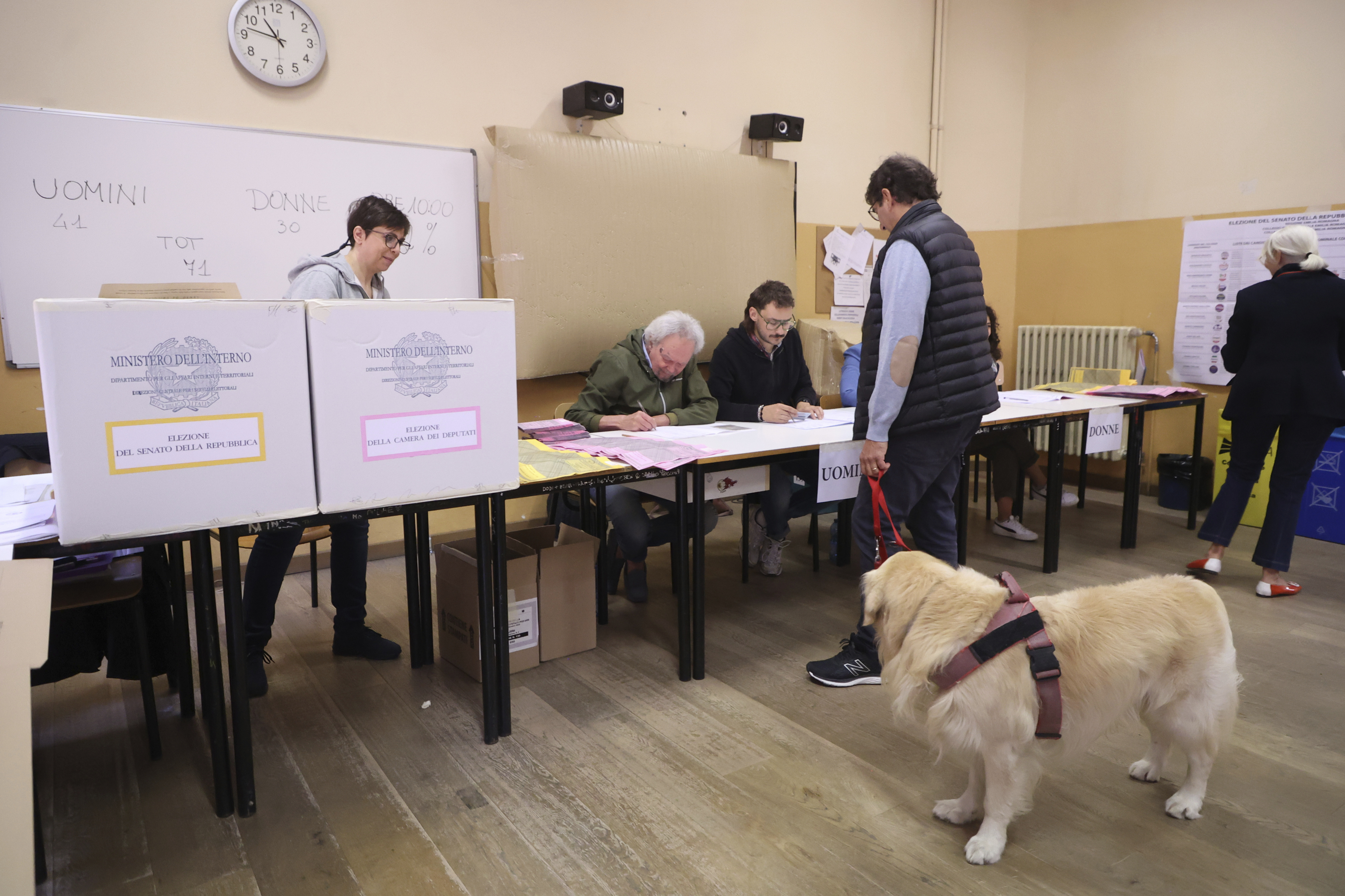 Un votante con un perro en un colegio electoral en Bolonia. (Michele Nucci/LaPresse vía AP)