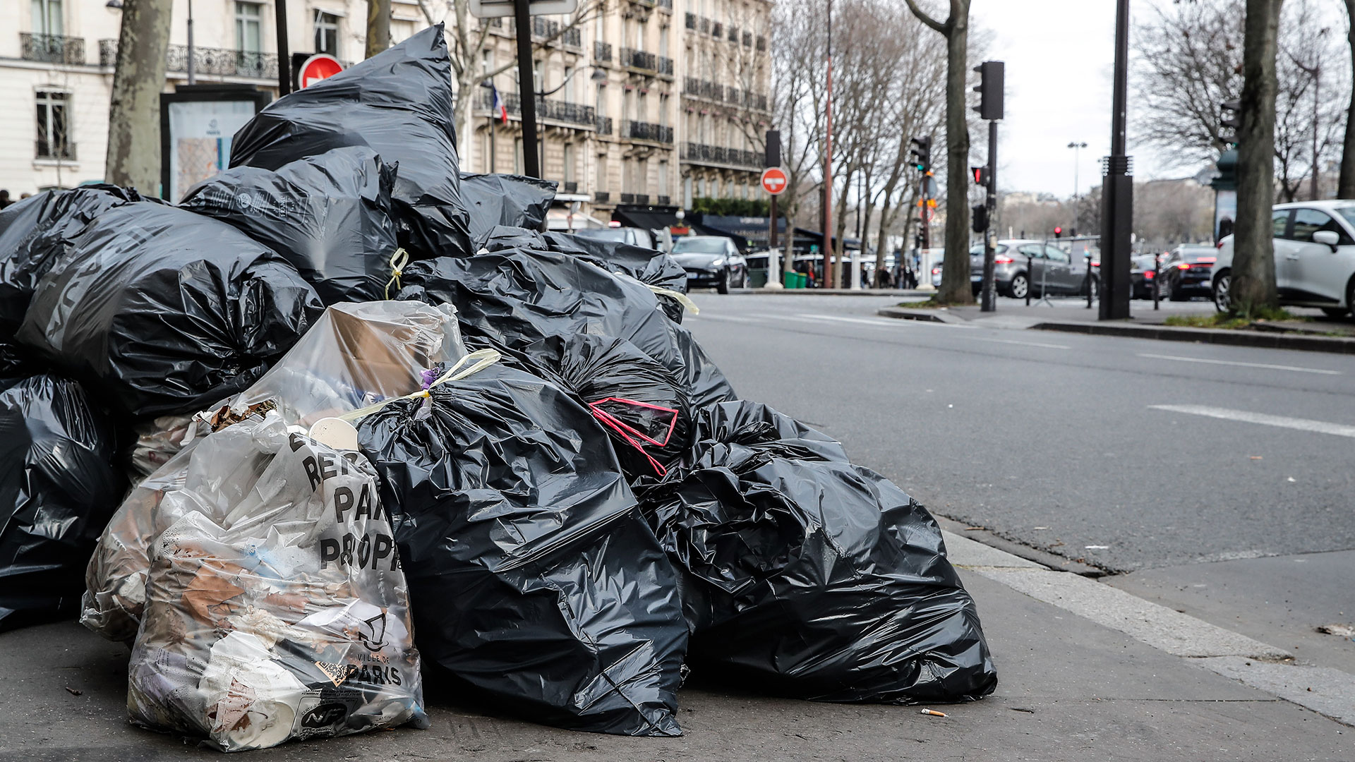 Toneladas de basura se apilan en las calles de Francia (EFE)