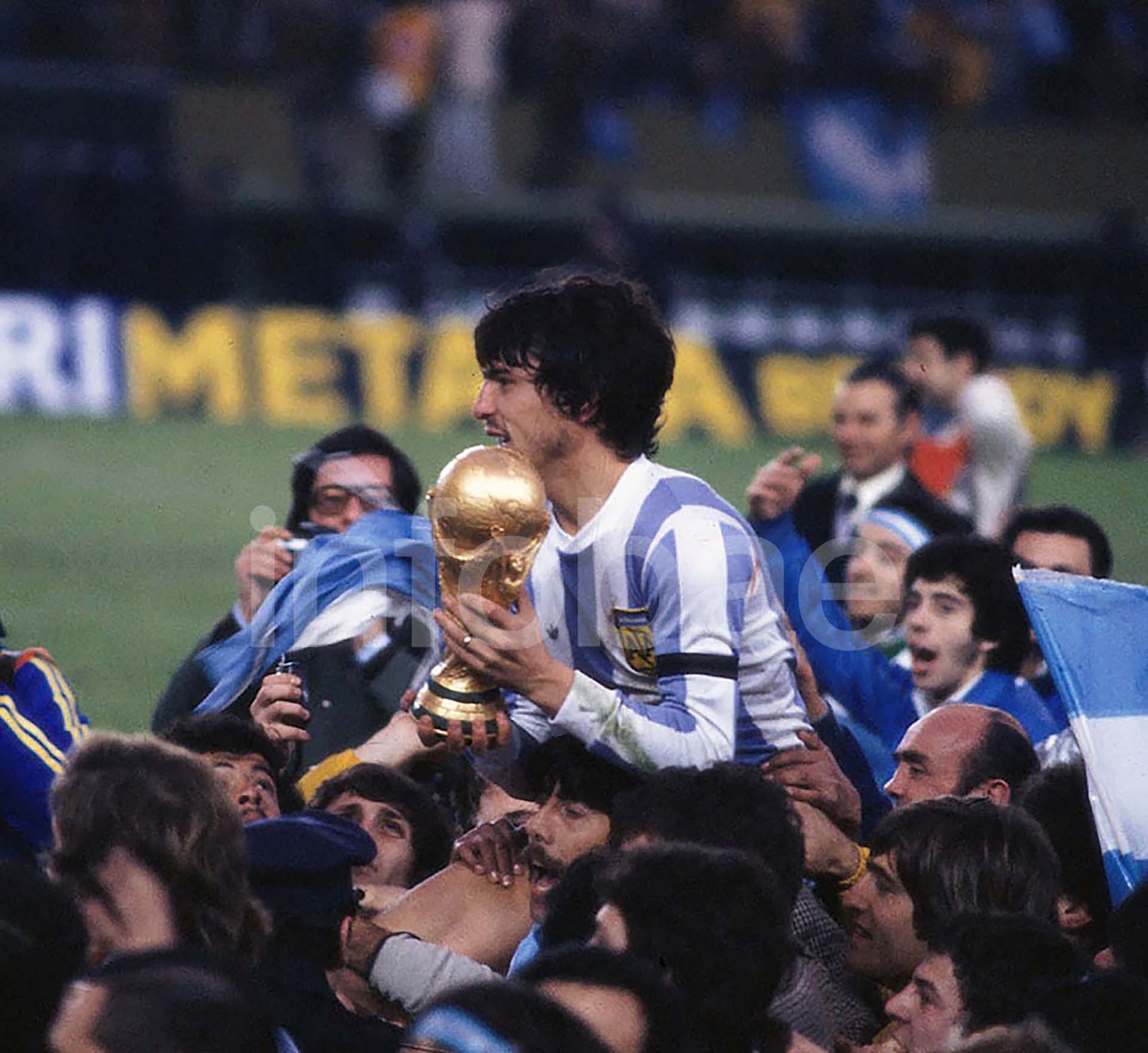 El capitán Daniel Passarella levanta la Copa luego de la consagración de Argentina como local en 1978