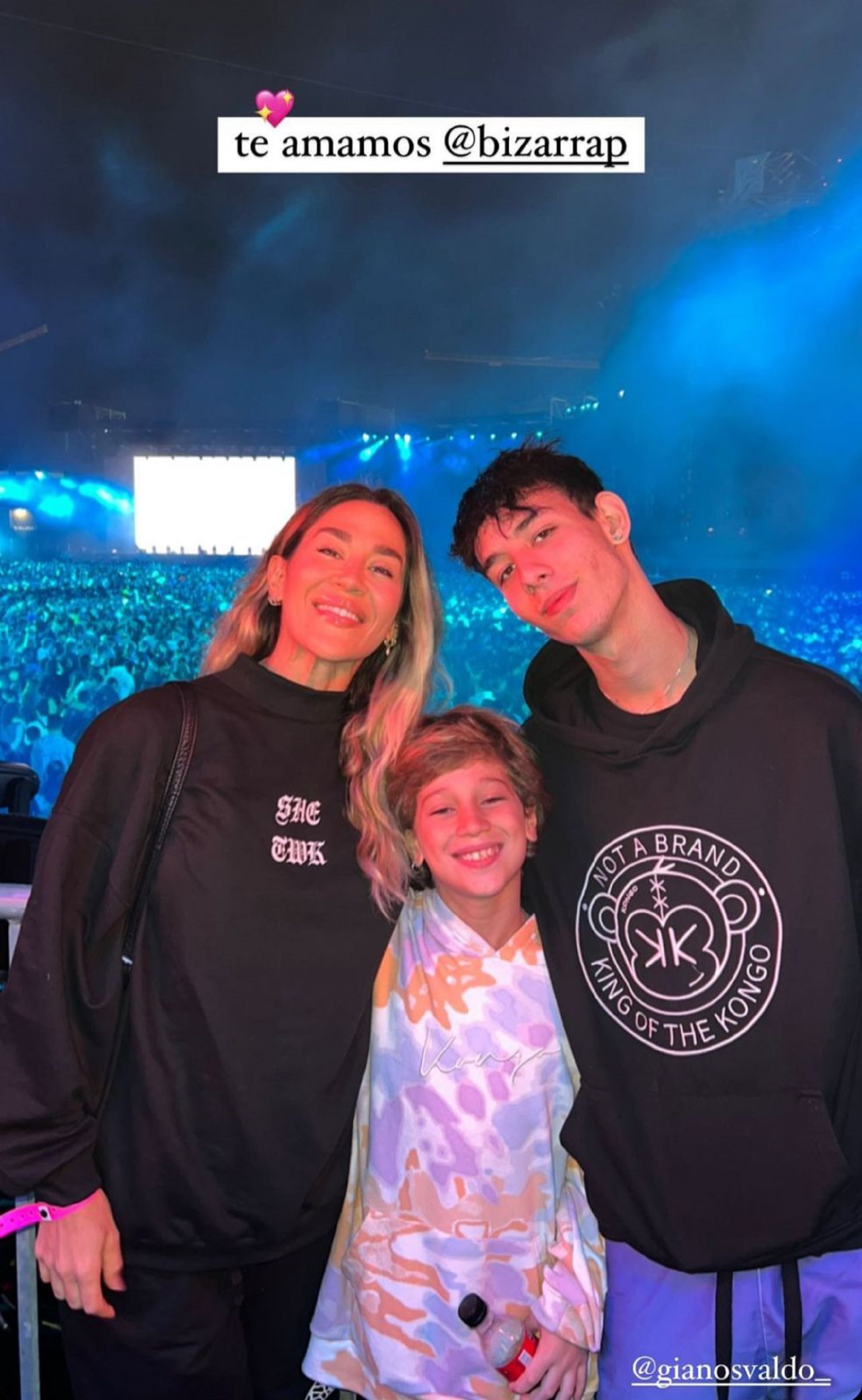 En el centro, Morrison feliz disfrutando del show de Bizarrap junto a su mamá, Jimena Barón y su hermano mayor, Gianluca