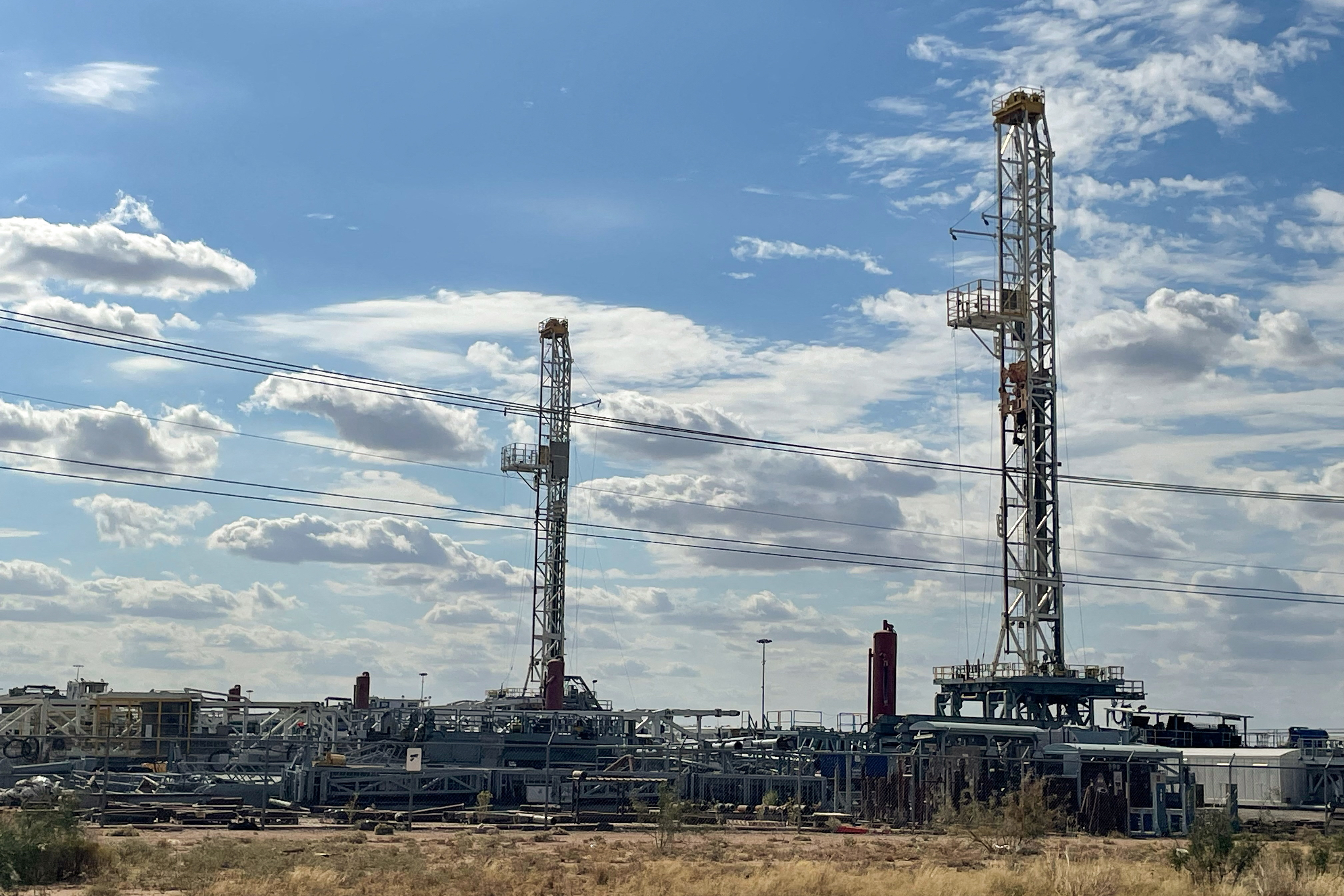 El petróleo cierra con fuertes caídas tras versiones de un repunte en la oferta saudí