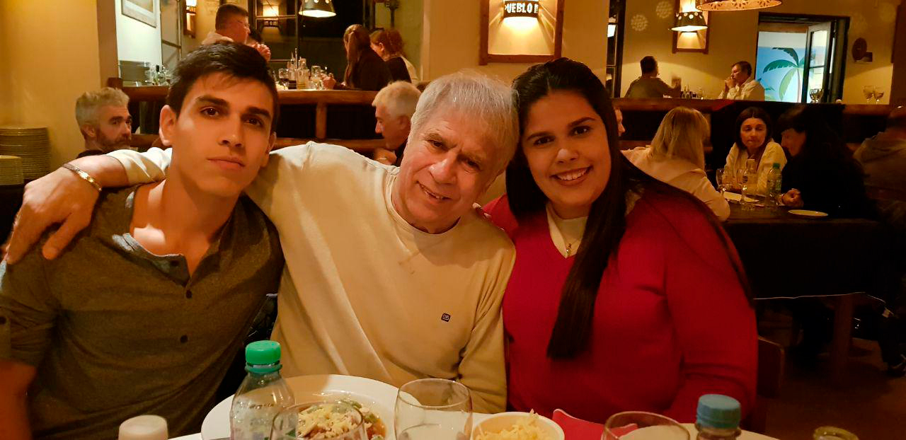 Pedro Marchetta con sus nietos Lorenzo y Camila
